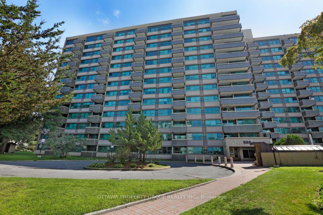 This well appointed 2 bedroom condo located in Manor Park.