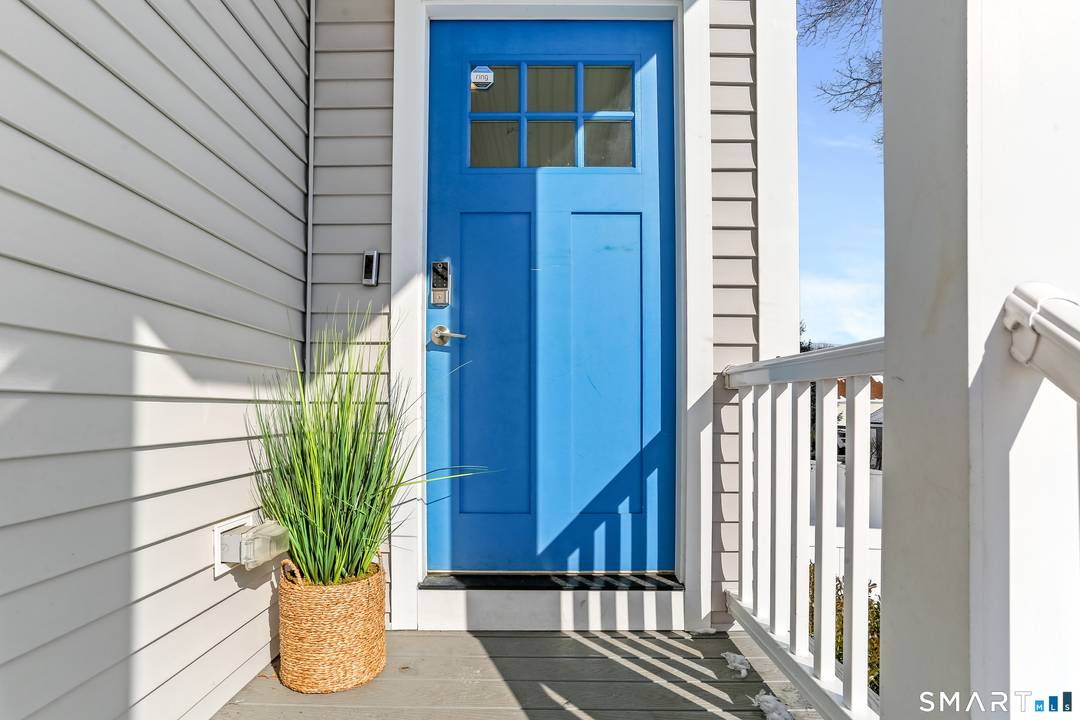 Built in 2019 and ideally located in the heart of the Fairfield Beach area, this modern duplex townhouse offers the perfect blend of style, space, and everyday convenience.