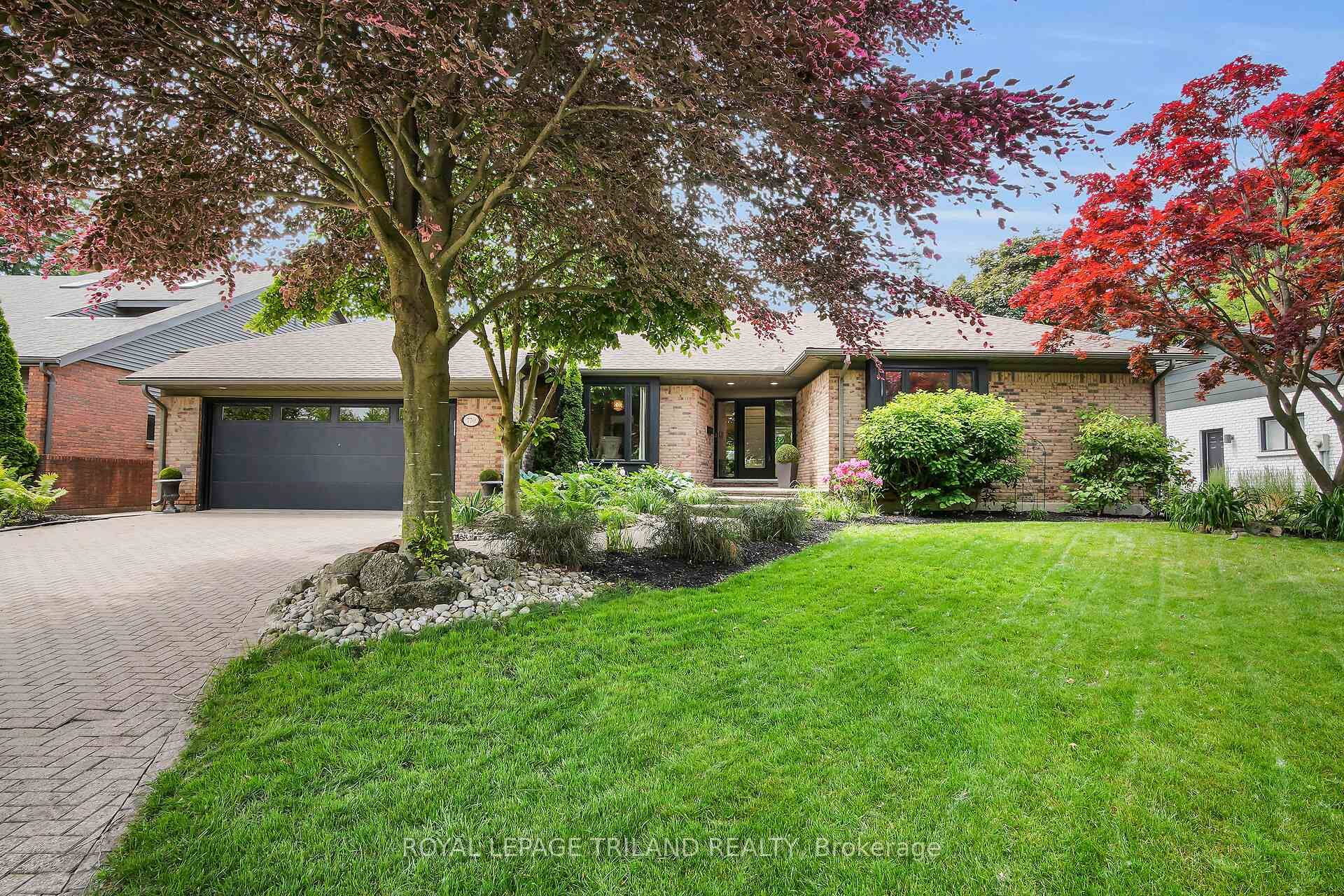Prepare to be captivated by this deceptively spacious bungalow on highly sought after Clearview Crescent.