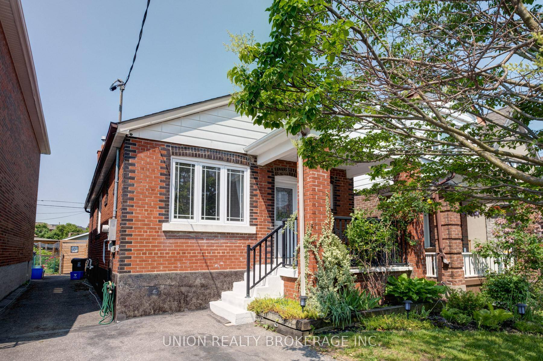 Welcome to this delightful 2 bedroom, 2 bathroom brick detached bungalow nestled in a family friendly community.