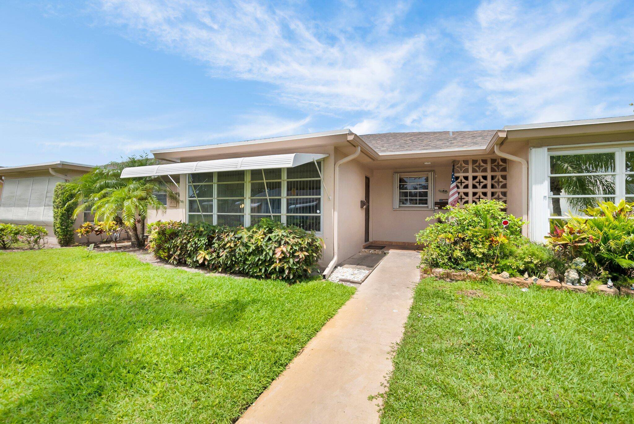Welcome to your own slice of paradise in sunny Delray Beach !