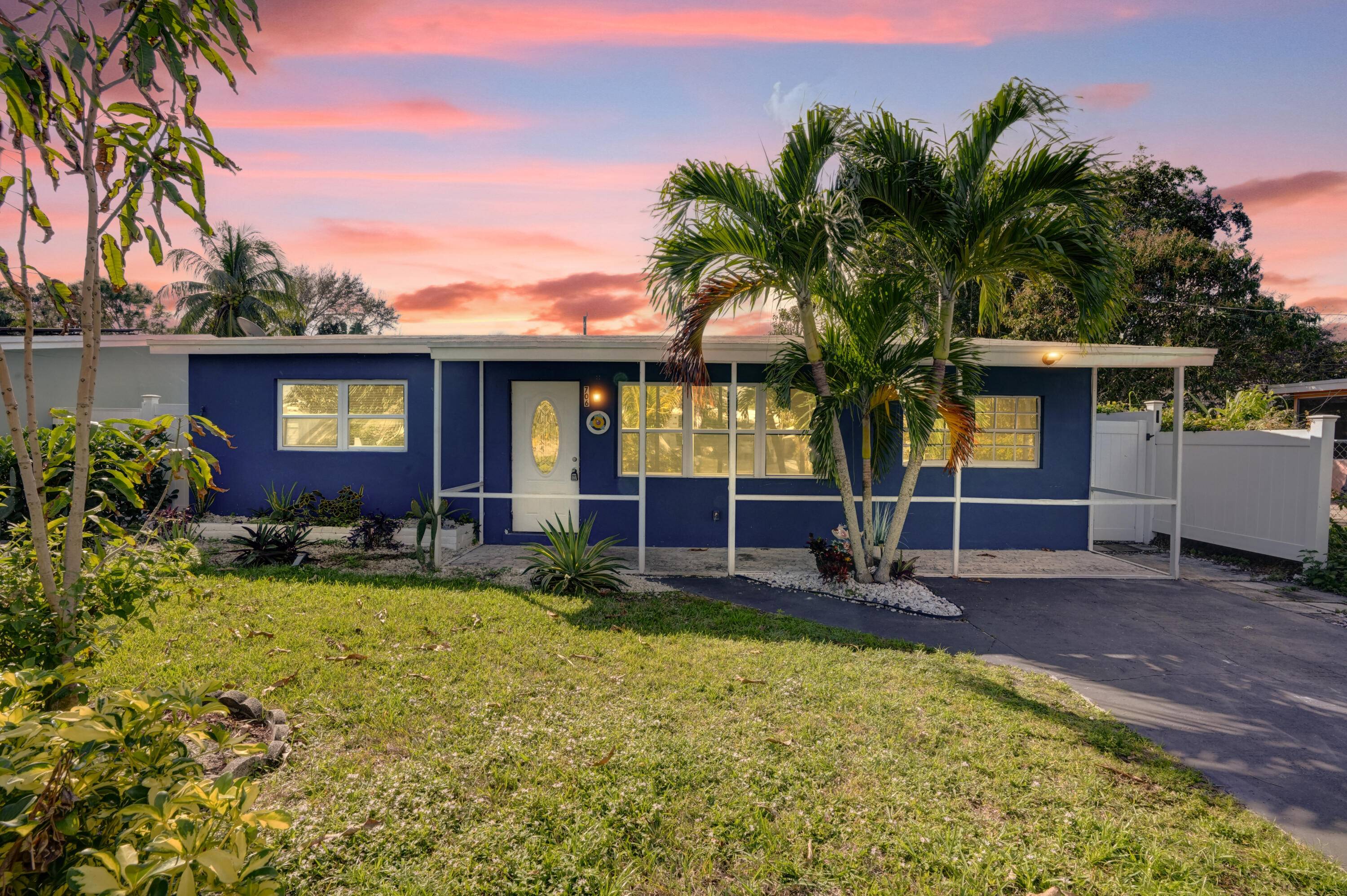 Escape to your own tropical paradise just a short distance from the beach !
