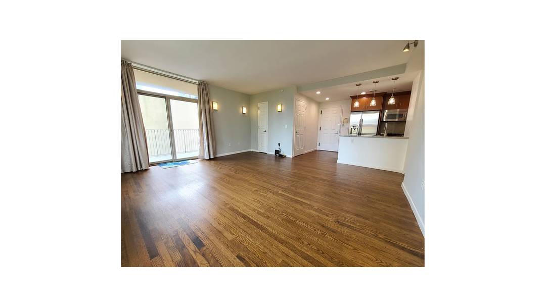 Doorman terraced condo is the ideal 2 bed 2 bath unit with an open southern exposure and private balcony.