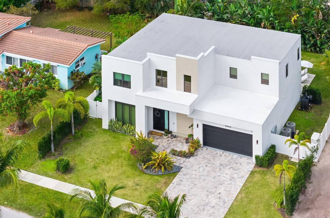Built in 2022 and perfectly positioned in Boca Villas, this newer construction home combines clean design, quality finishes, and one of the best locations in Boca Raton.