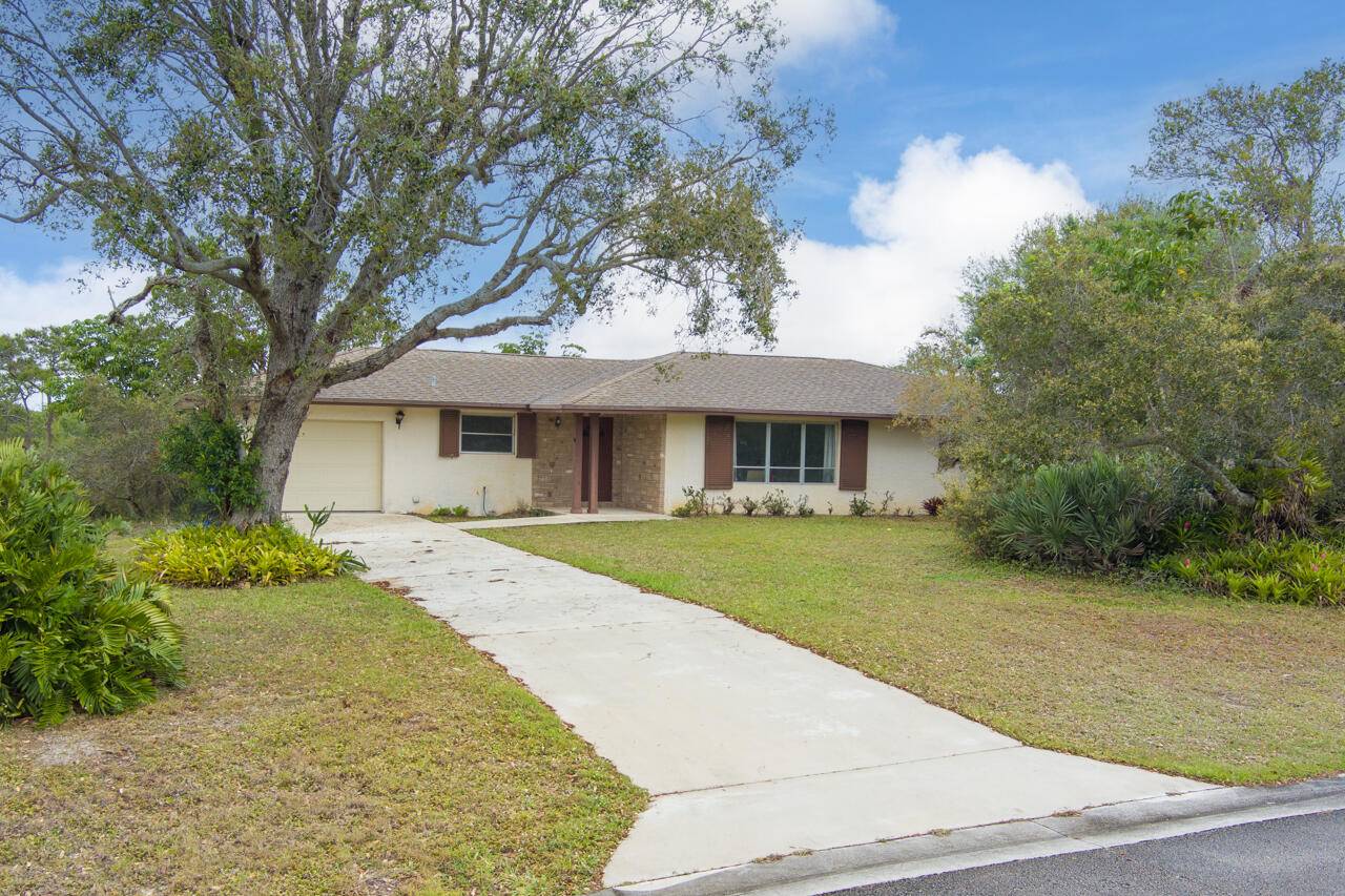 3 2 1 CBS POOL HOME on ONE ACRE built 1975 with only one owner.
