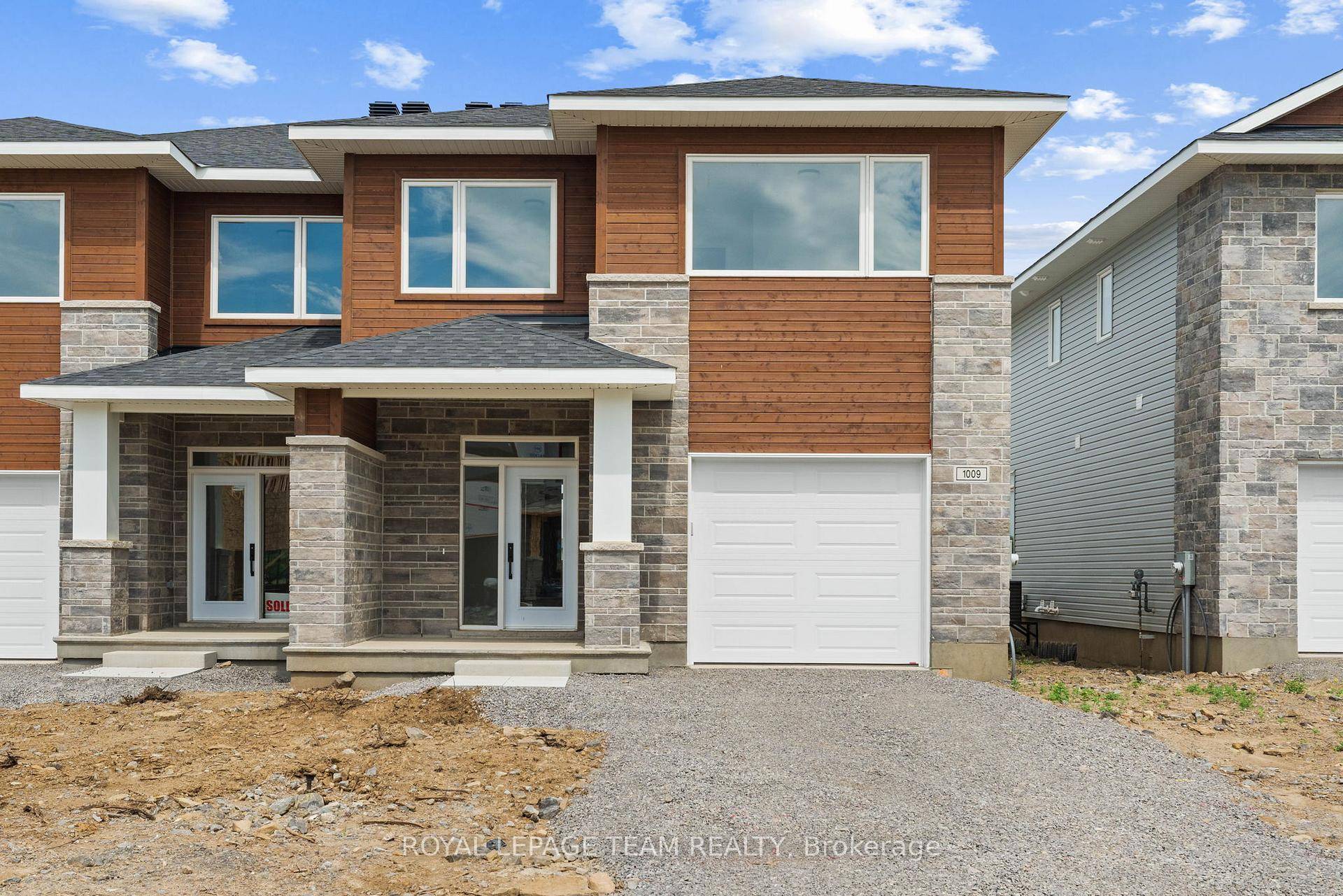 Located in Brockville's Stirling Meadows, this semi detached home offers convenient access to Highway 401, along with nearby shopping, dining, and recreational options.