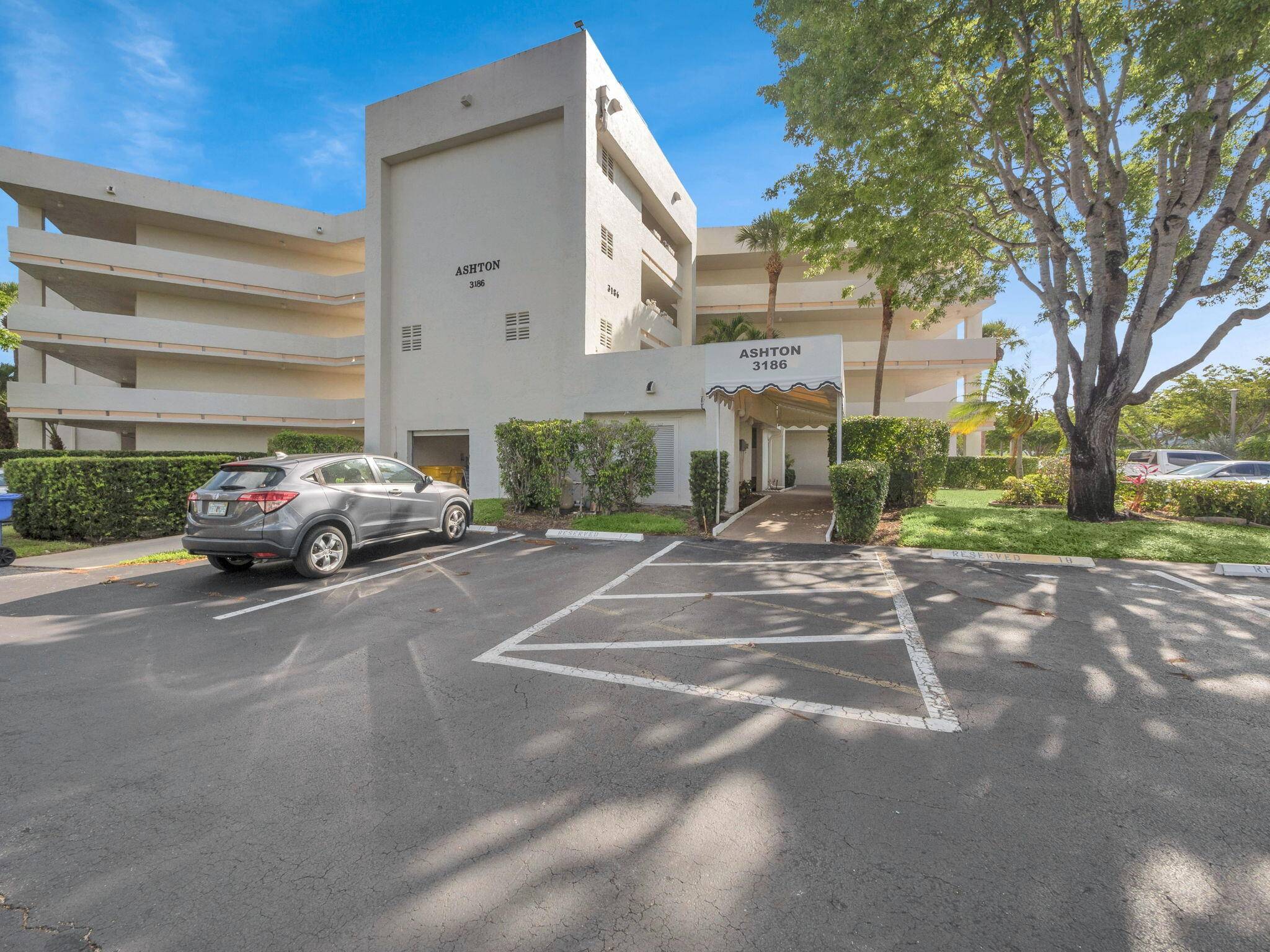 55 Plus Welcome to your new 2 bedroom, 2 bathroom condo offering 1, 082 sq ft of living space.