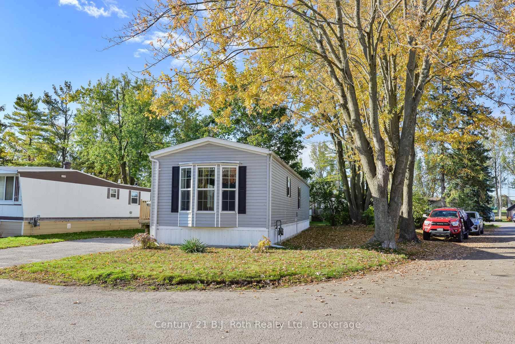 Step into this rare, modern and spacious unit 2015 built featuring two full bathrooms, a large eat in kitchen with a gas stove and beautiful high ceilings with crown moulding.