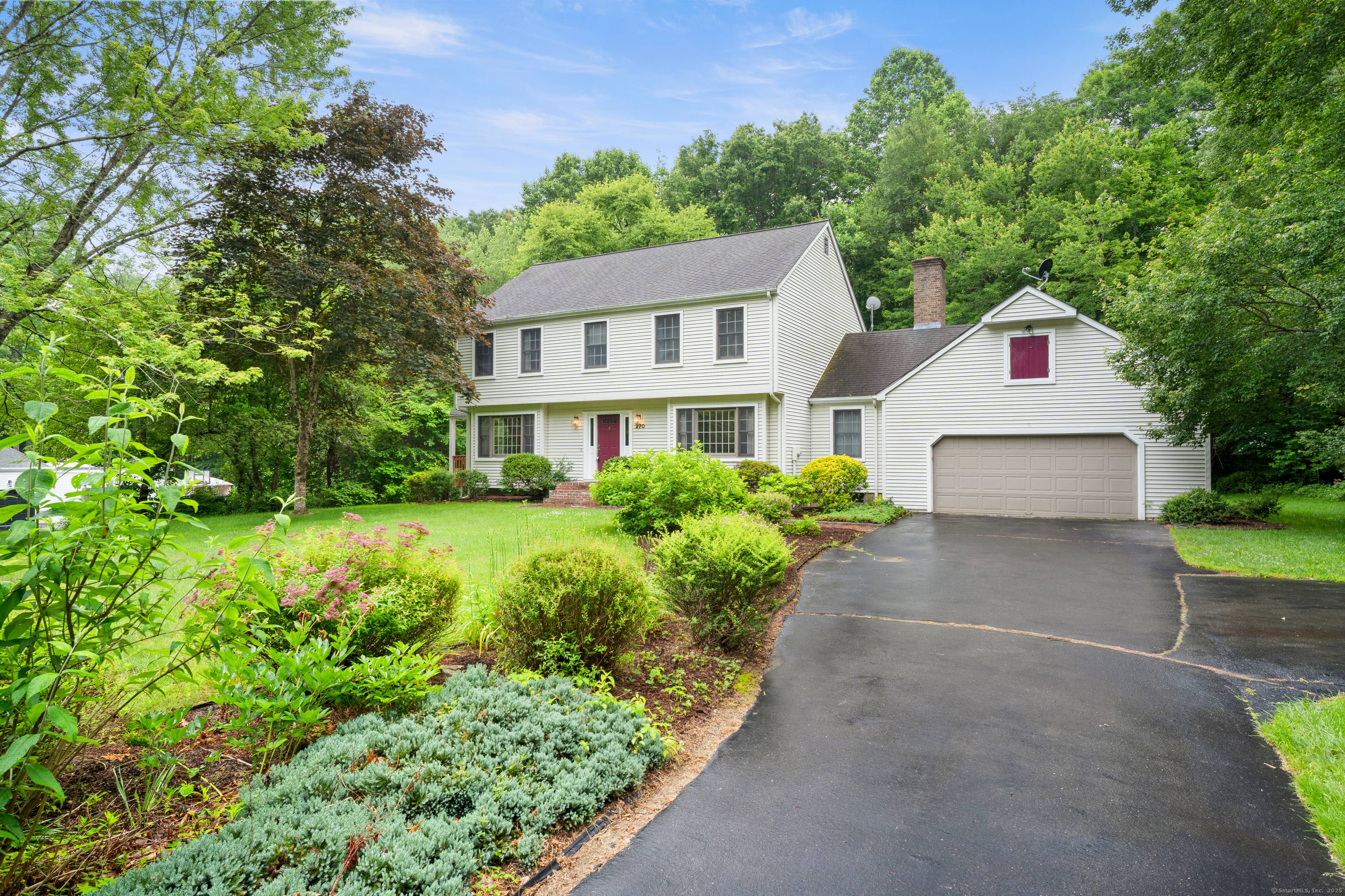Spacious colonial, 4 bedrooms, 2.