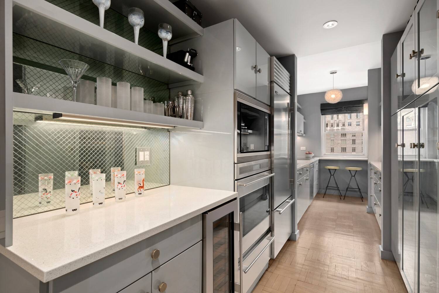 This high floor, recently renovated, 2 bedroom, 2 bathroom home with open city views off Park Avenue is both sophisticated and inviting !