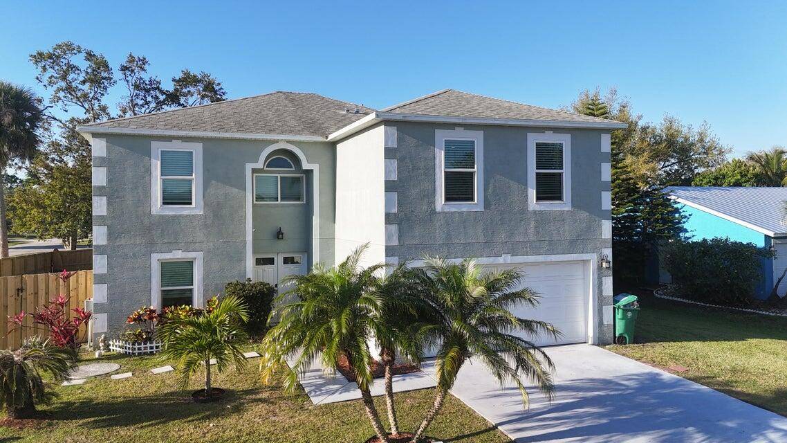 Gorgeous 5 bed 2. 5 bath with den 2 car garage single family home in Port Saint Lucie hits the market for the first time in nearly a decade.