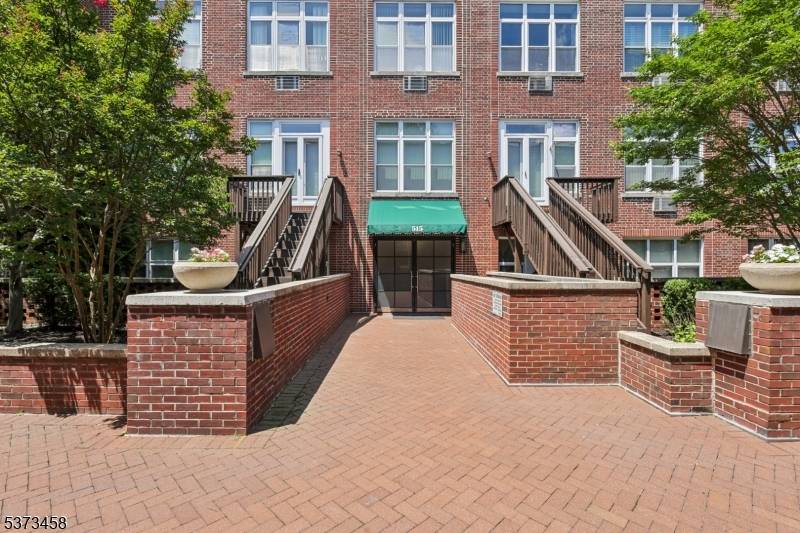 Stunning Renovated 2BR 2BA Corner Condo in Prime Westfield Location !