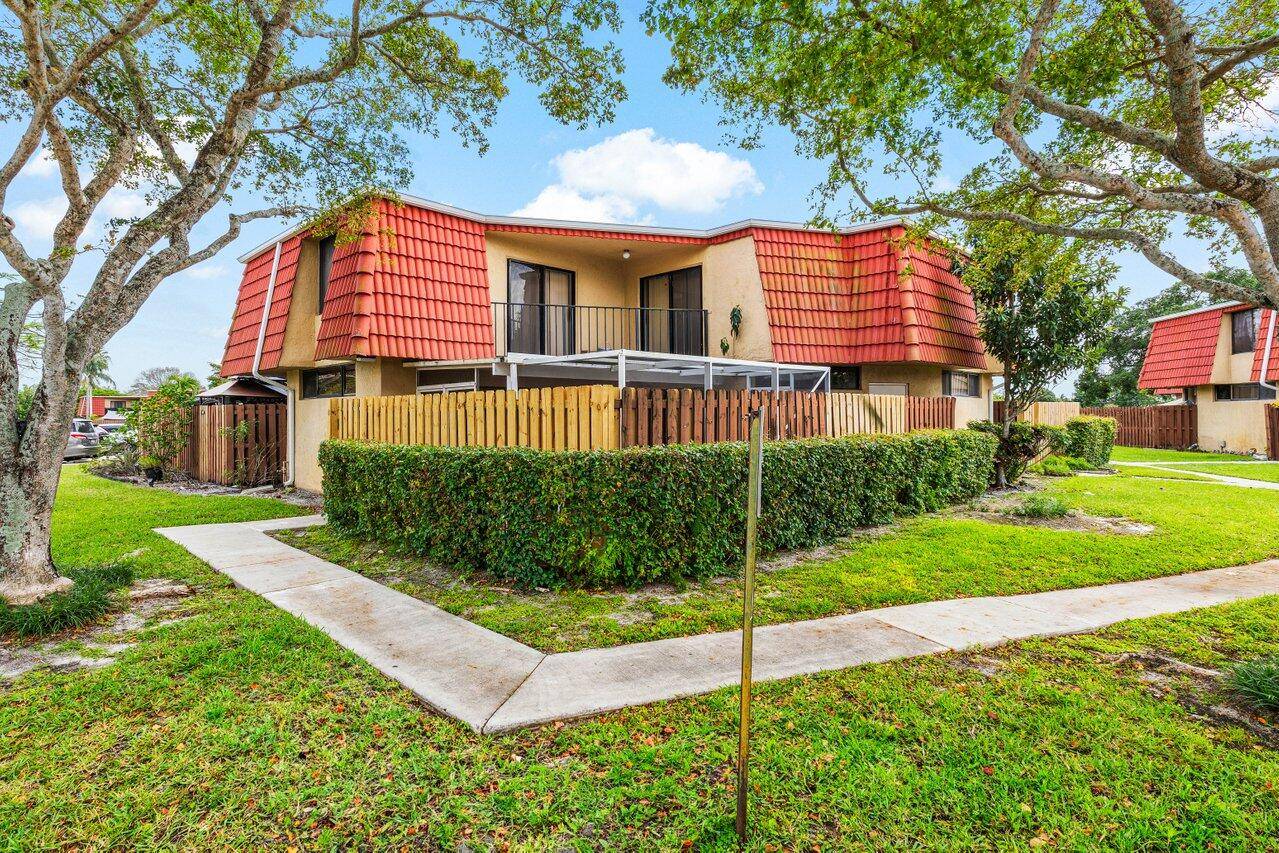 Charming 2 bdrm, 2. 1 bath townhome offers a blend of privacy, community amenities in a prime Boca Raton location !