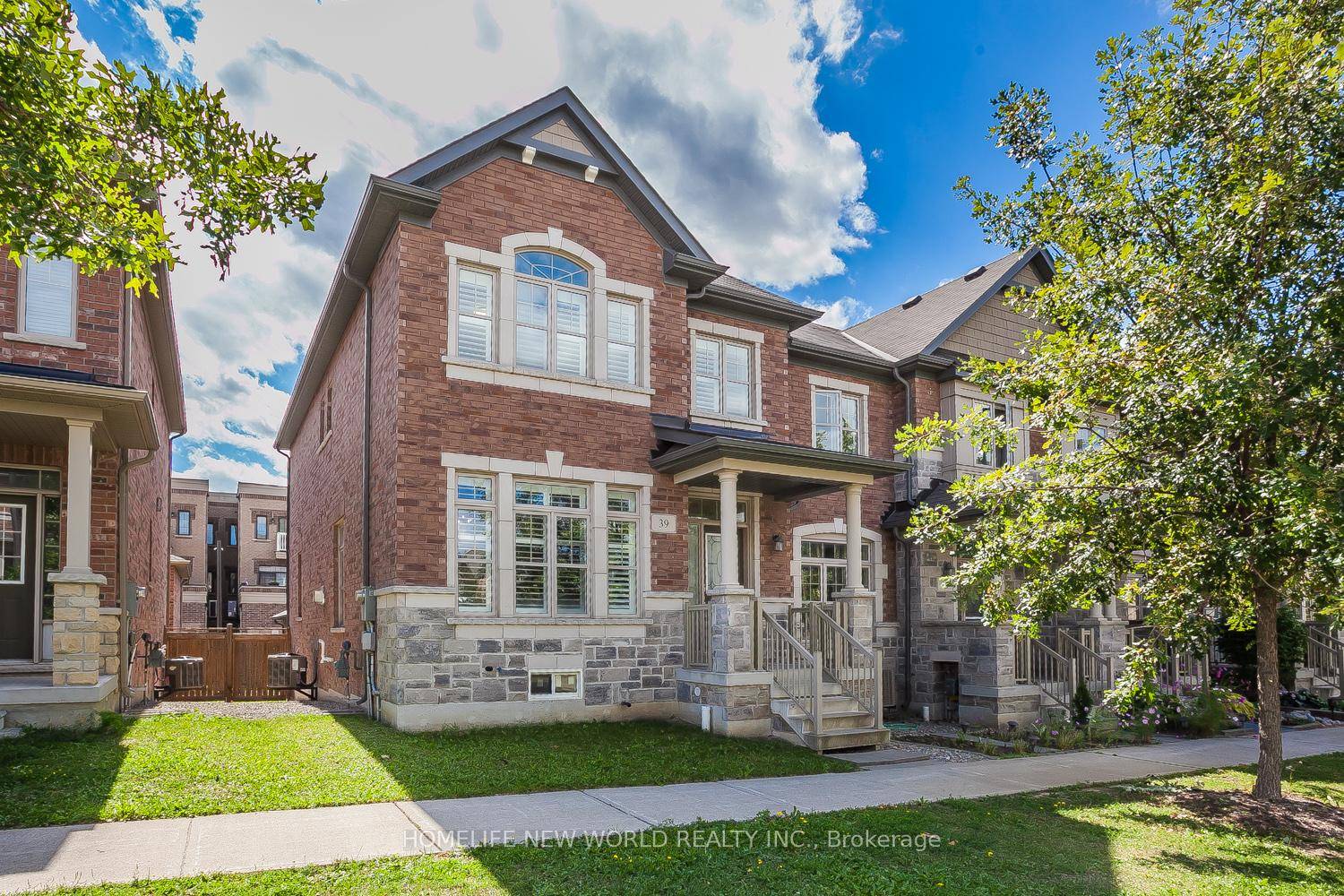 Absolutely Stunning Wide Frontage Lot Freehold Townhouse, Sun Filled End Unit, Double Car Garage, Over 1820 Sqft, Premium Lot Facing Beautiful Park, 9 Ft On Main amp ; 2nd, Spent ...