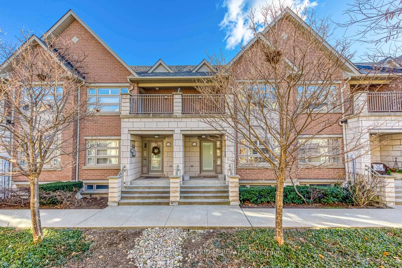 Executive Townhouse In Prestigious Joshua Creek.