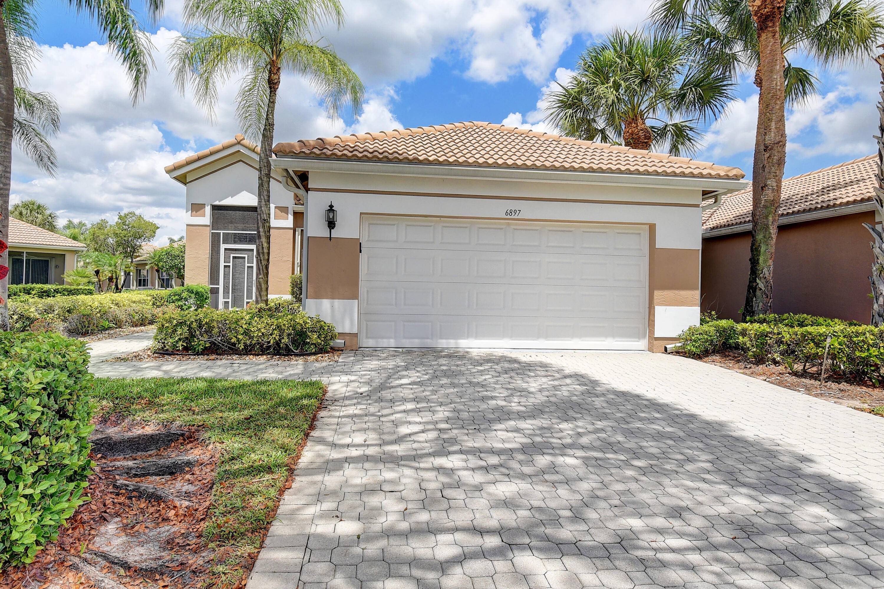 Lovely villa in Ashford Green that offers dramatic vaulted ceilings, tile throughout living area with split floor plan.