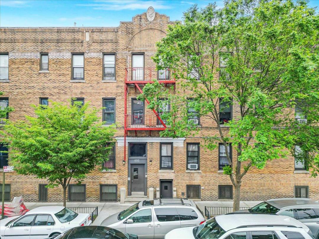 Lucrative investment opportunity to purchase this very well kept 7 unit apartment building located in the Allerton section of the Bronx.
