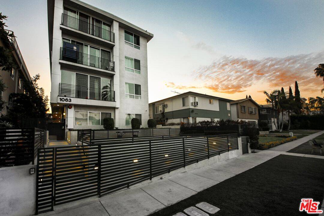 1063  S Wooster St 20BR Beverlywood La