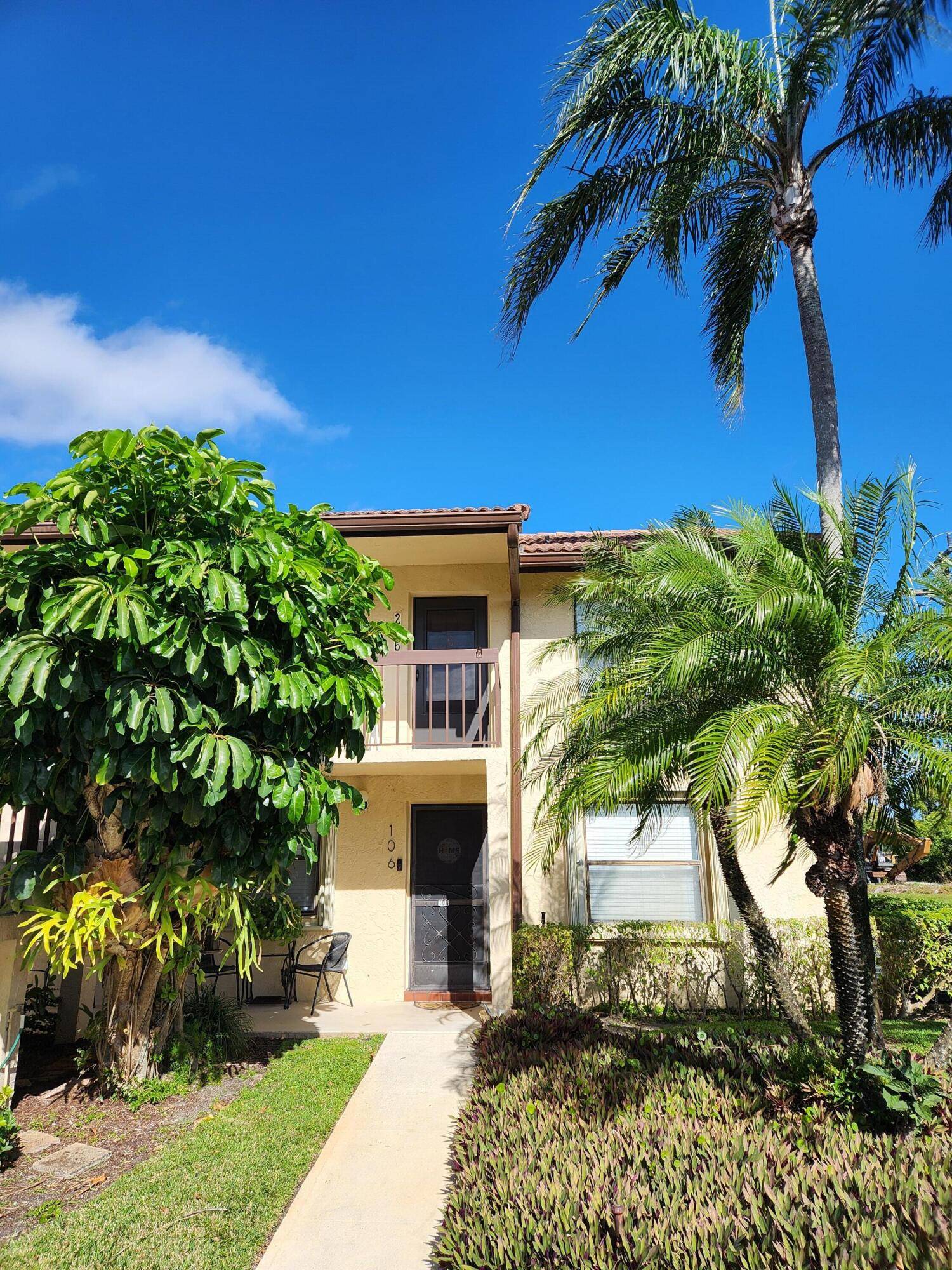 Welcome home ! ! 2 2 corner condo is ready for it's next owner.