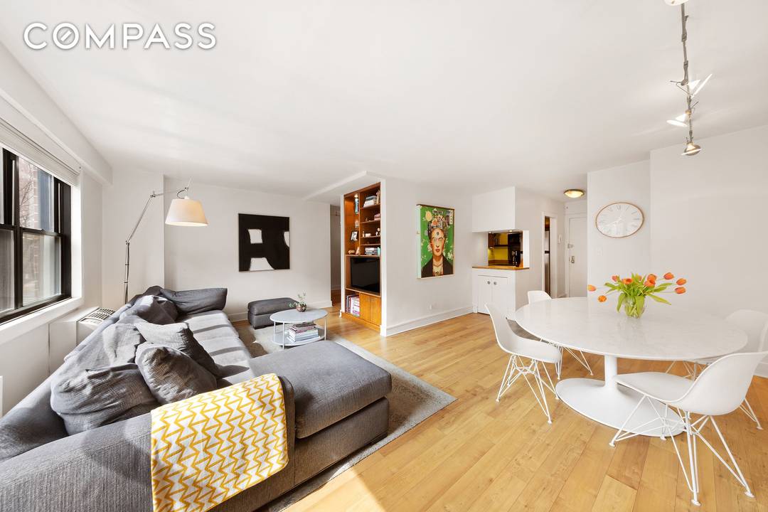 Cleverly designed and sun filled, this move in ready 1 bedroom plus den, 2 bathroom home at 31 Jane Street offers the perfect combination of modern style, functionality, and classic ...