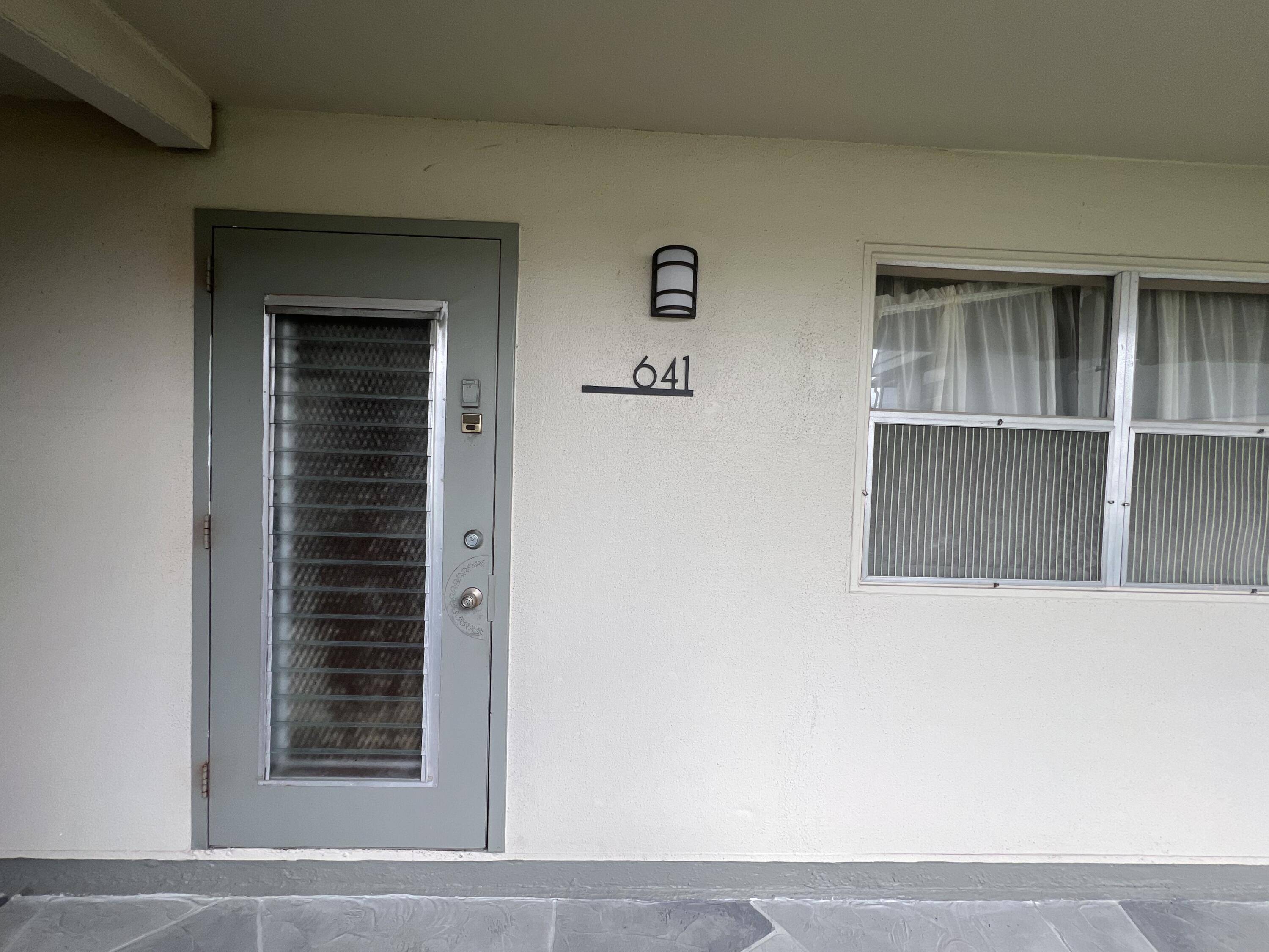 Lovely 2 bed 2 Bath first floor unit in Kings Point Golf Country Club.