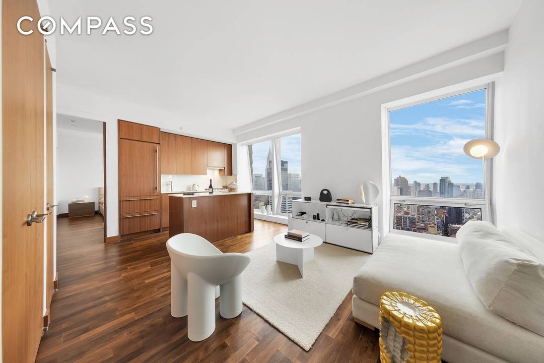 This exceptional high floor residence offers an unparalleled combination of luxury, comfort, and convenience, rising 42 stories above Fifth Avenue with sweeping city and river views.