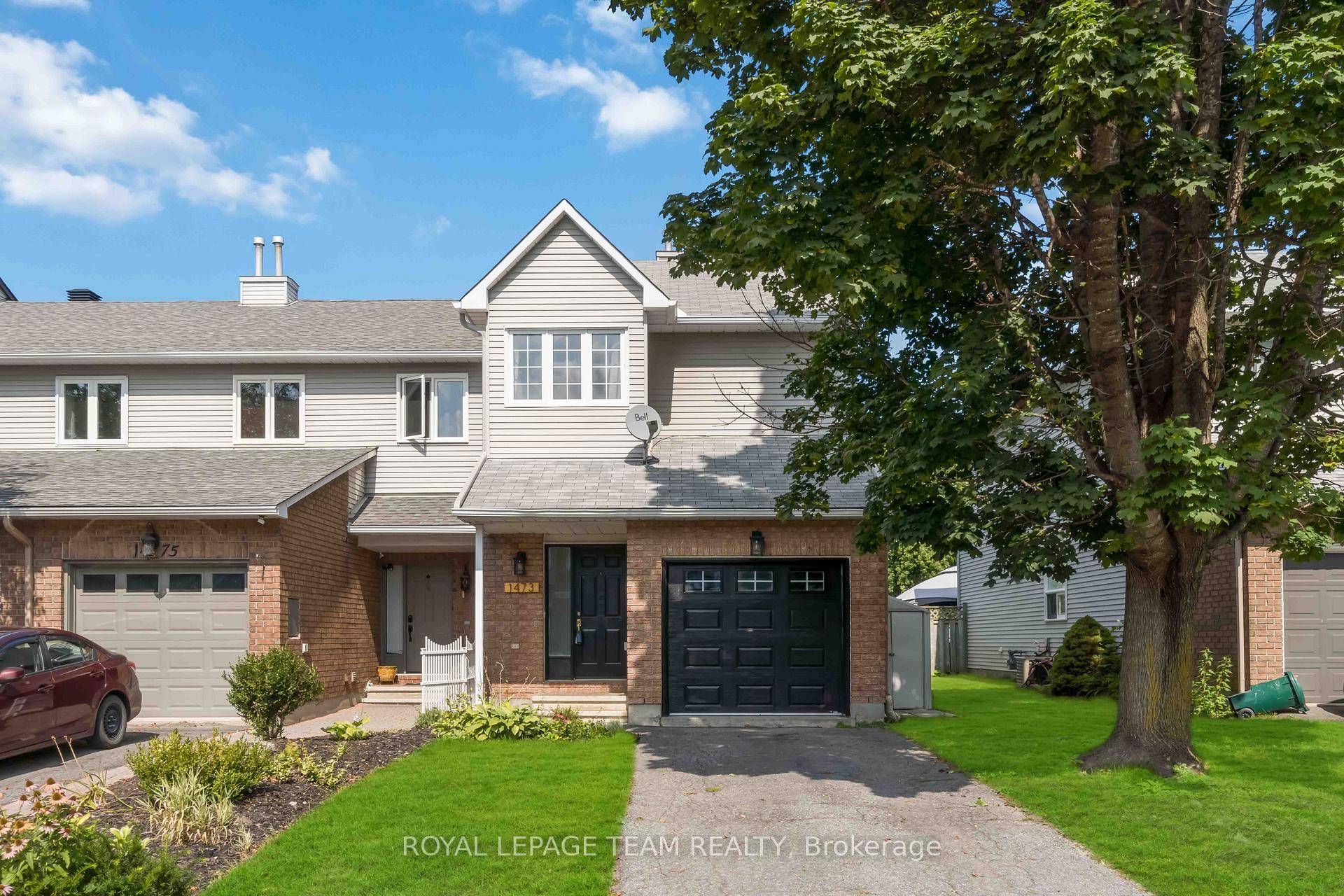 Well maintained, modern and move in ready end unit townhome with NO REAR NEIGHBOURS !