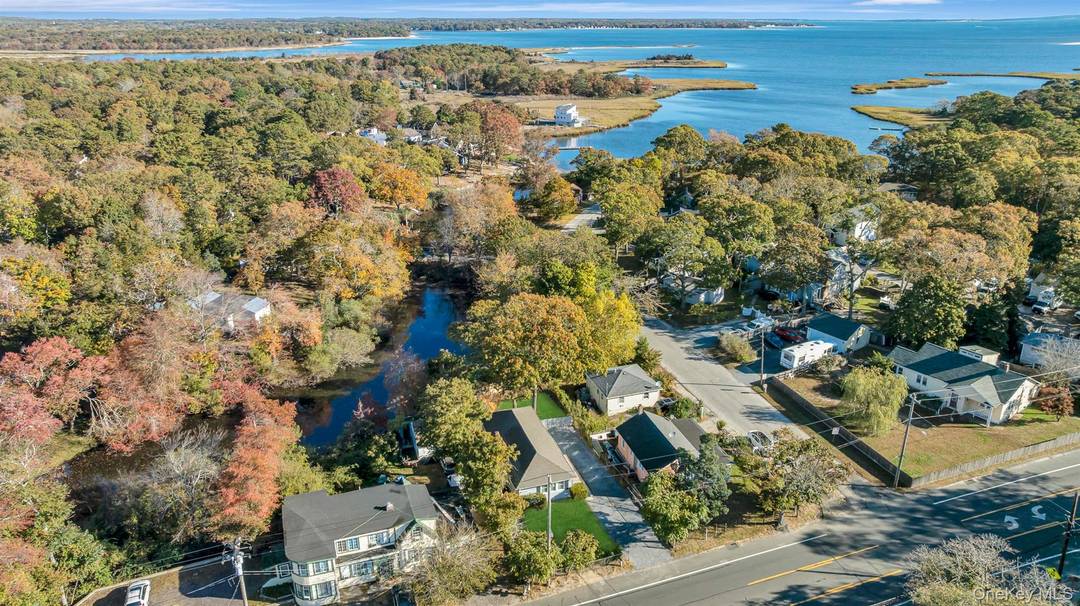 NEWLY RENOVATED RANCH WITH POND VIEWS CENTRALLY LOCATED FROM THE NORTH AND SOUTH FORK CLOSE TO SHOPPING RESTAURANTS LARGE KITCHEN WITH WHITE CABINETS AND NEW STAINLESS APPLIANCS NEW ROOF 2024 ...