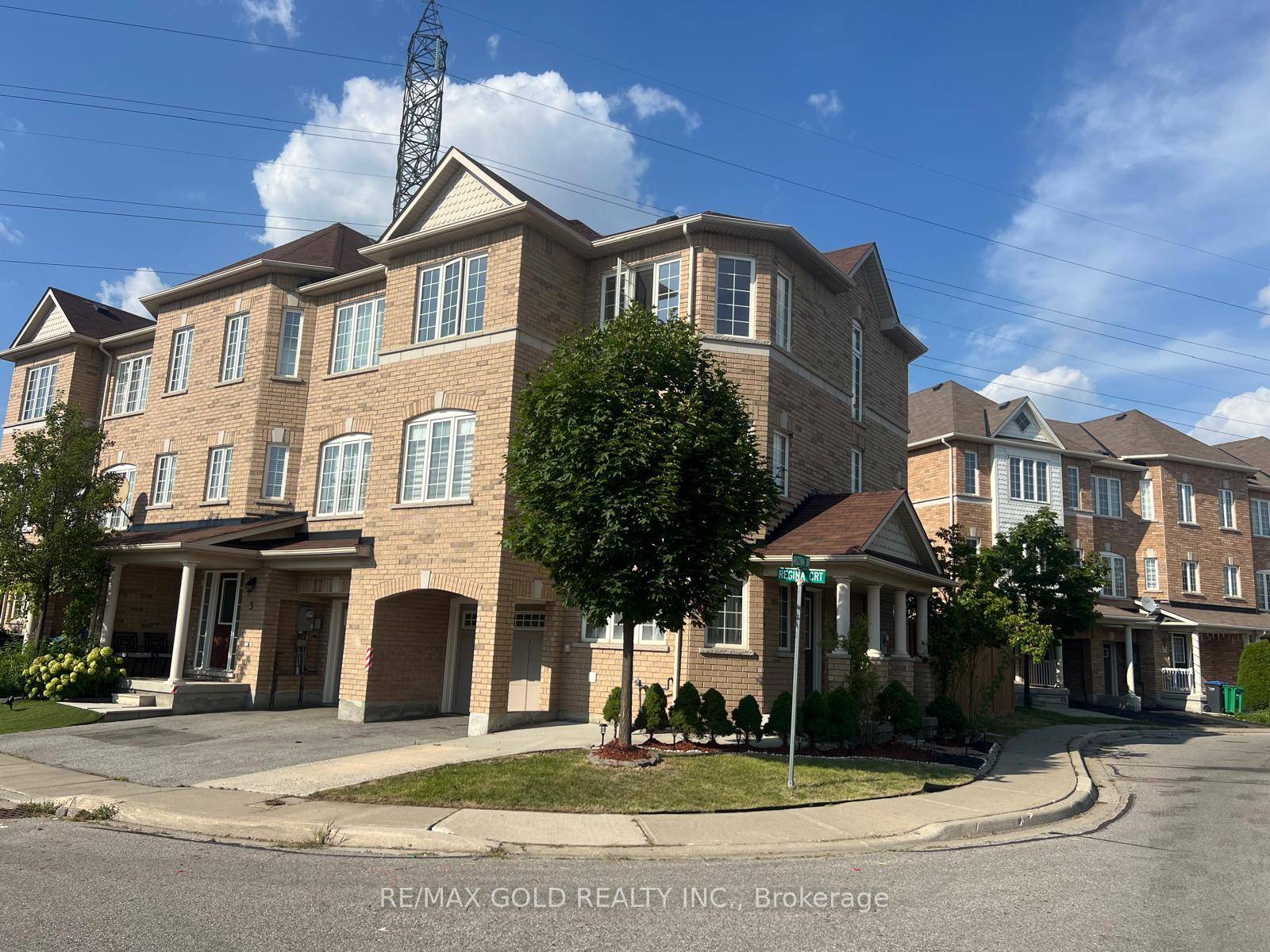 Absolutely Stunning End Unit Town Home Located In The Best Neighbourhood In Excellent Location On Brampton Mississauga Border !