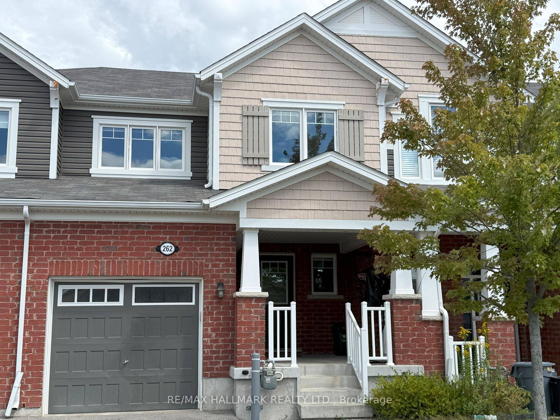 Welcome to 262 Waterbrook Lane, Kitchener a modern 3 bedroom, 3 bathroom townhome with a single garage in the desirable Doon Wyldwoods community.