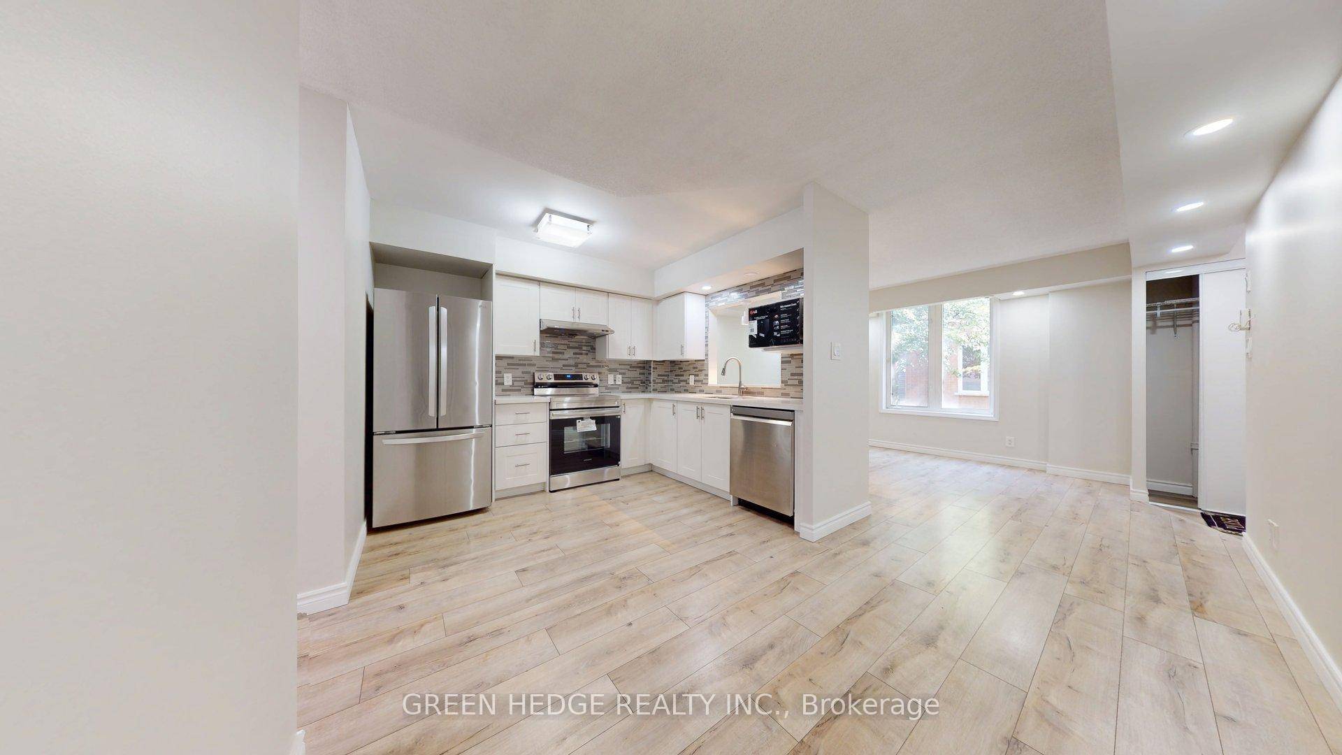 Welcome to this bright and modern King West townhouse !