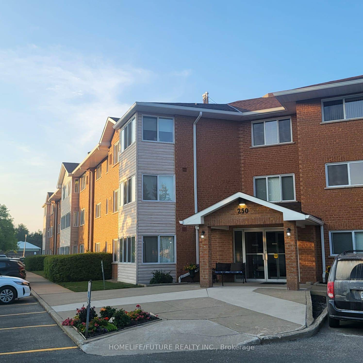 Location ! Location ! 2nd Floor Sunny Bright Condo Apartment In Sought After Building In Growing Shelburne.