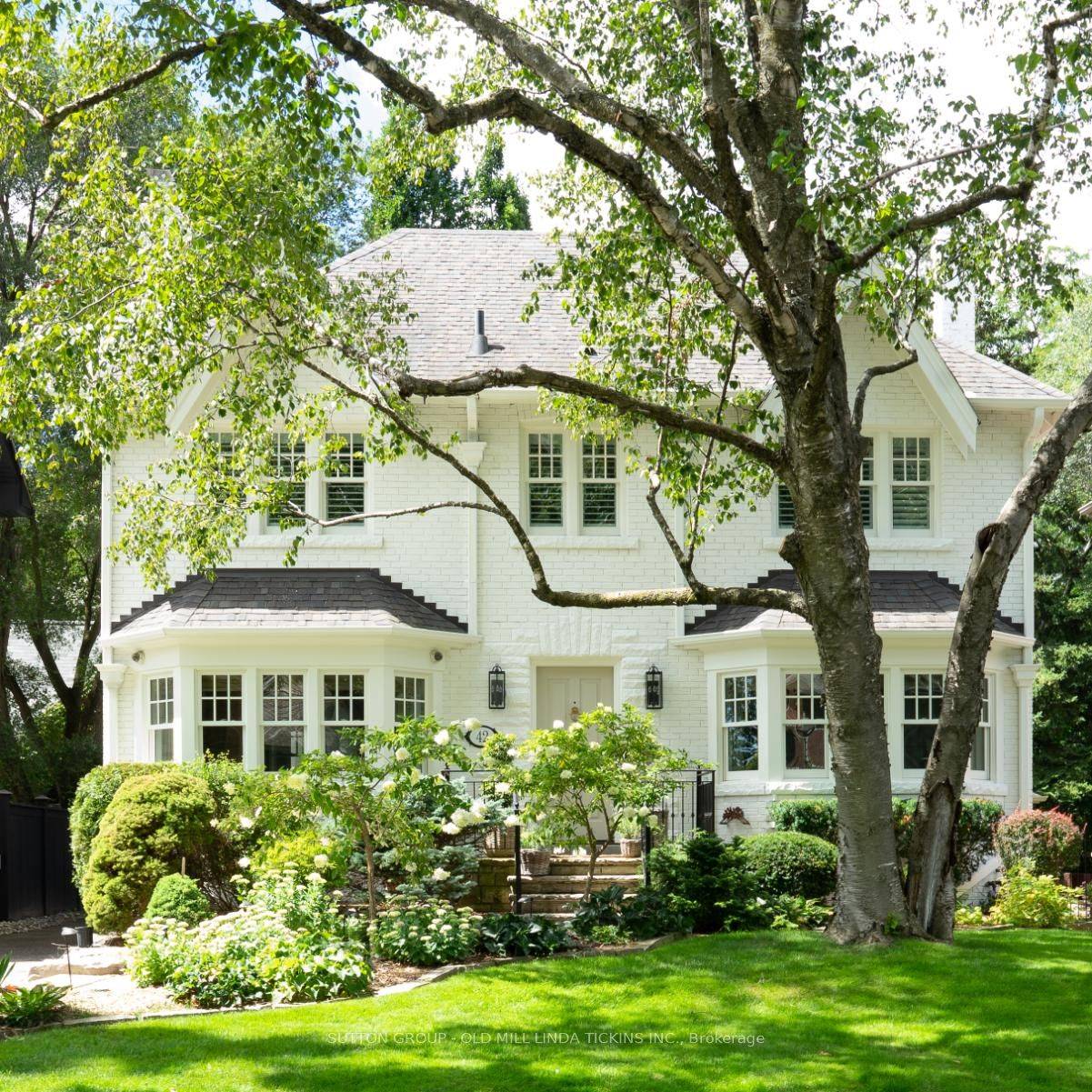 Show Stopper Alert ! Move in ready Kingsway charmer !
