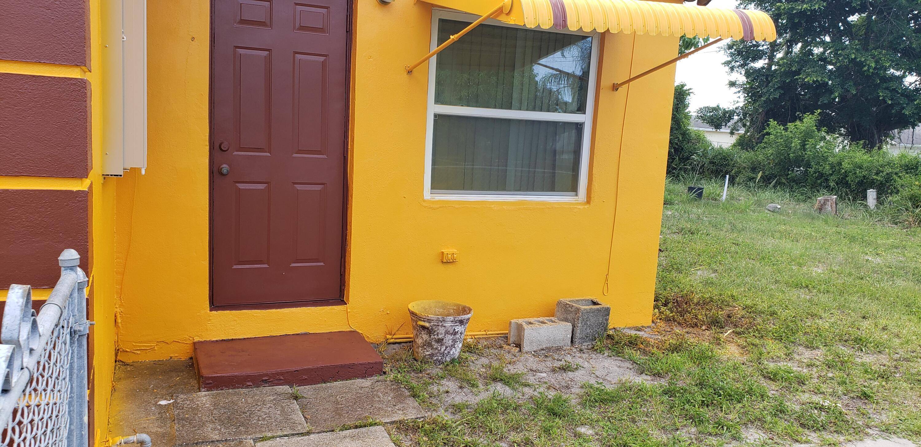 CHARMING 2 BEDROOM, 2 BATHROOM HOME IN THE HEART OF RIVIERA BEACH.