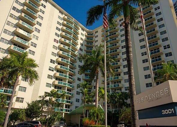 Beautiful unit in a beachfront building with all the amenities of a luxury resort getaway !