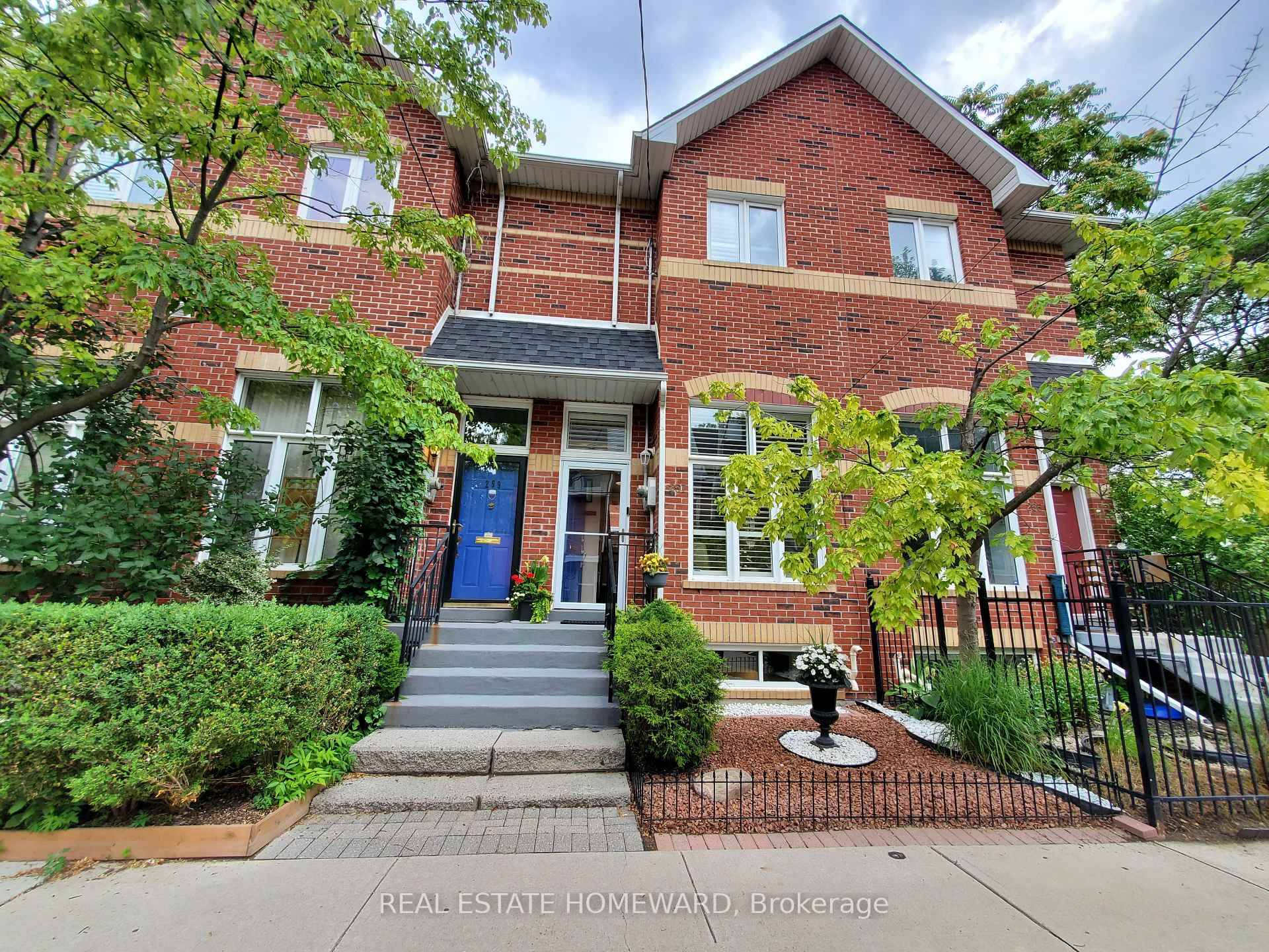 Freehold all brick Victorian style 2 storey townhouse built in 2000 in South Cabbagetown Over 1, 300 s.