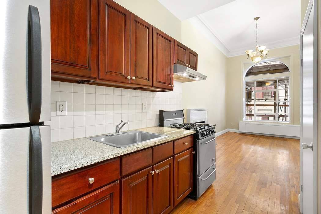This sun filled, impeccably maintained parlor floor studio is a true hidden gem.