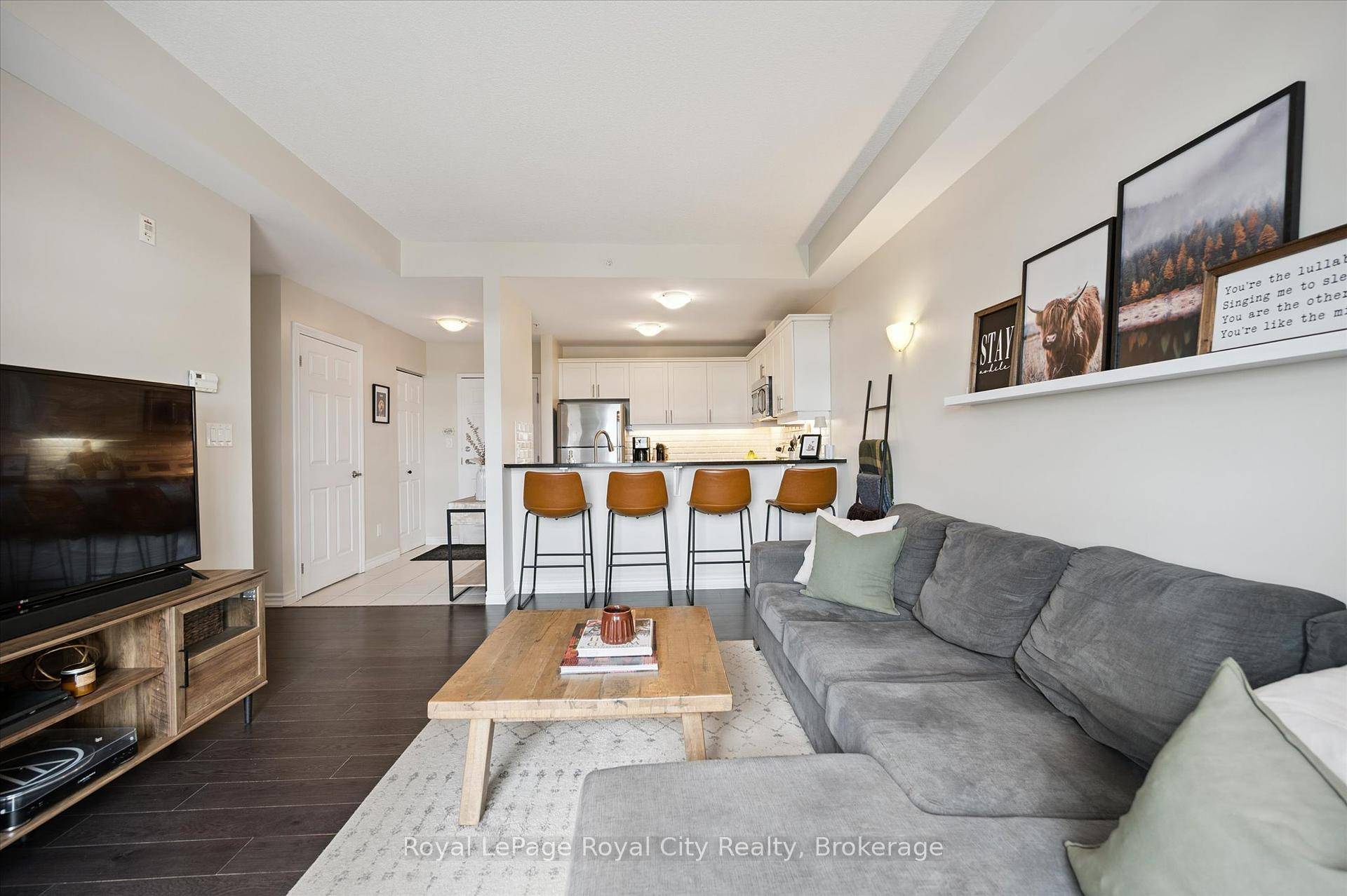 Absolutely gorgeous and move in ready !