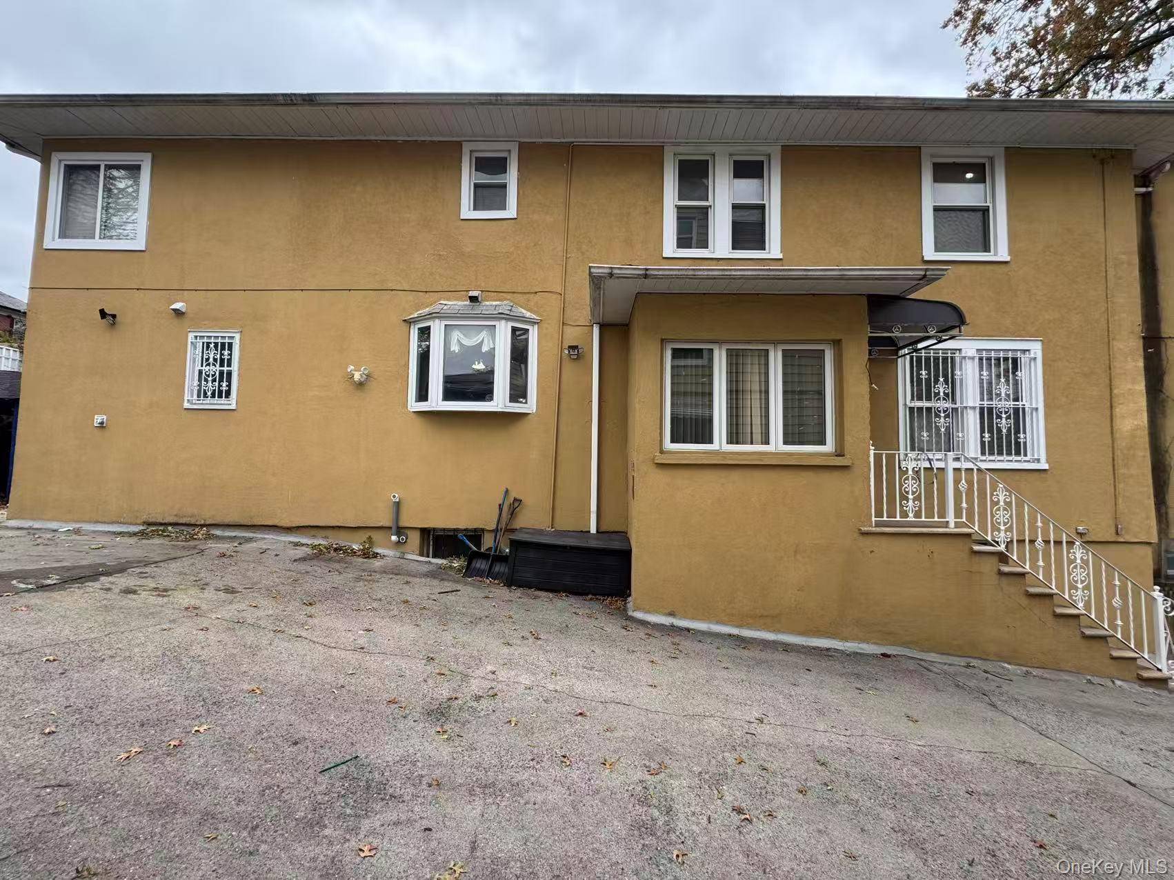 Stunning oversized Single family home in East Elmhurst, excellent condition, mush see !