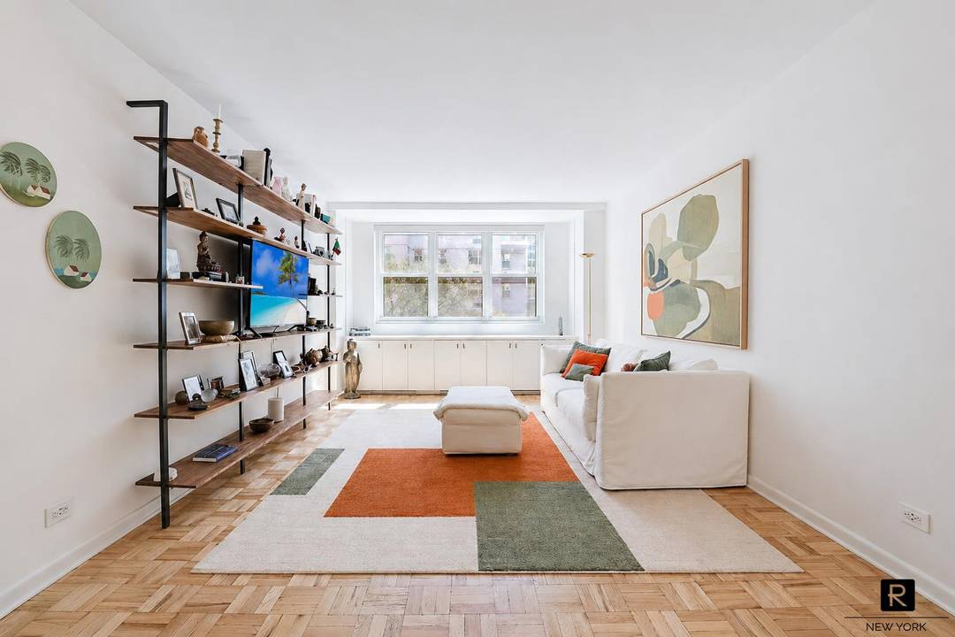 Located on one of Greenwich Village s most coveted tree lined streets, this corner residence serves as a gateway to classic Downtown living near countless restaurants, green spaces, historic and ...