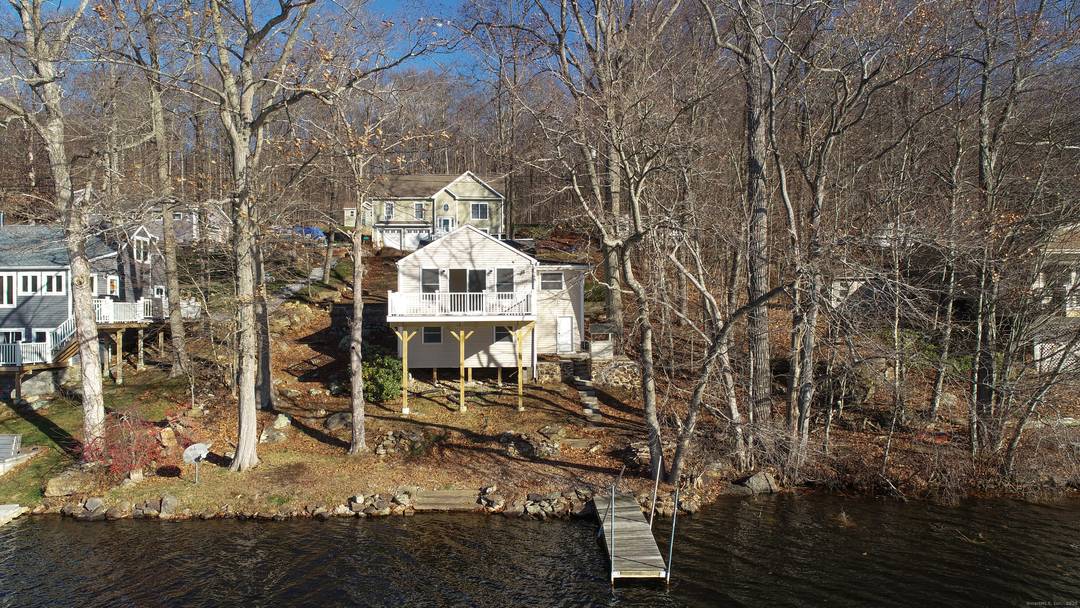 Welcome to your perfect lakeside retreat !