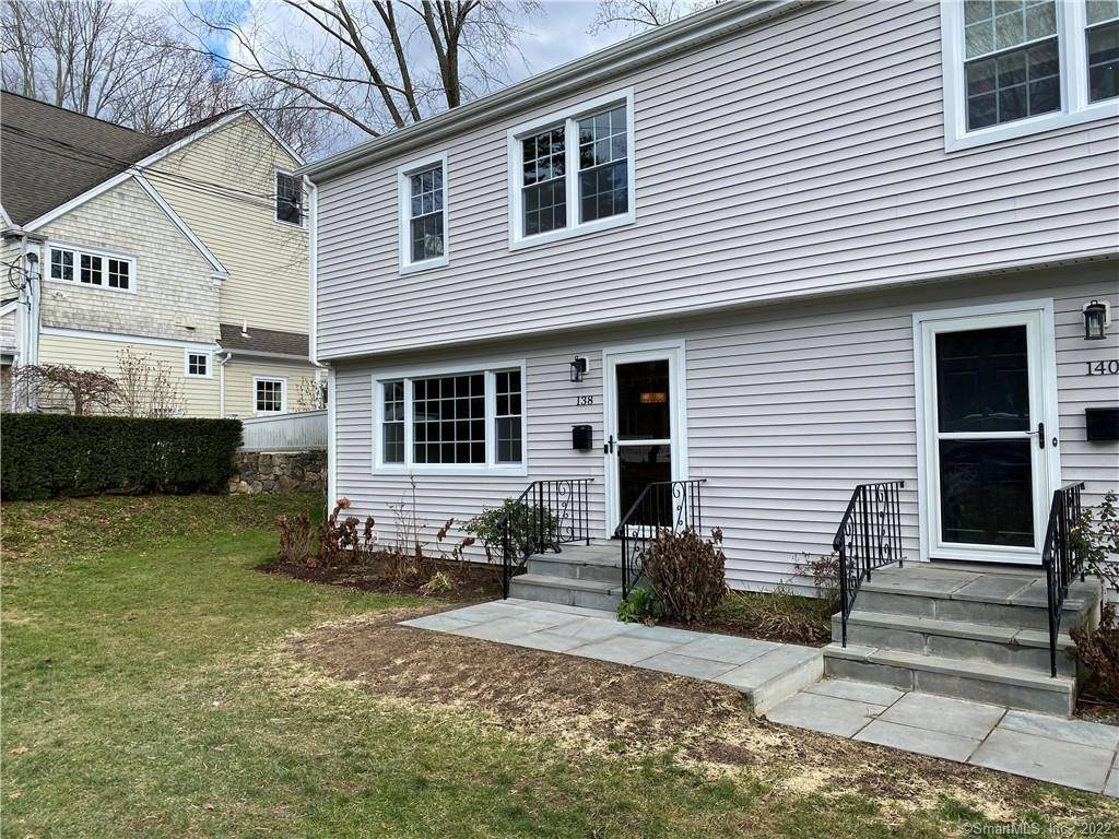 Recently renovated 3 bedroom townhouse, walking distance to town, train, shops and restaurants !