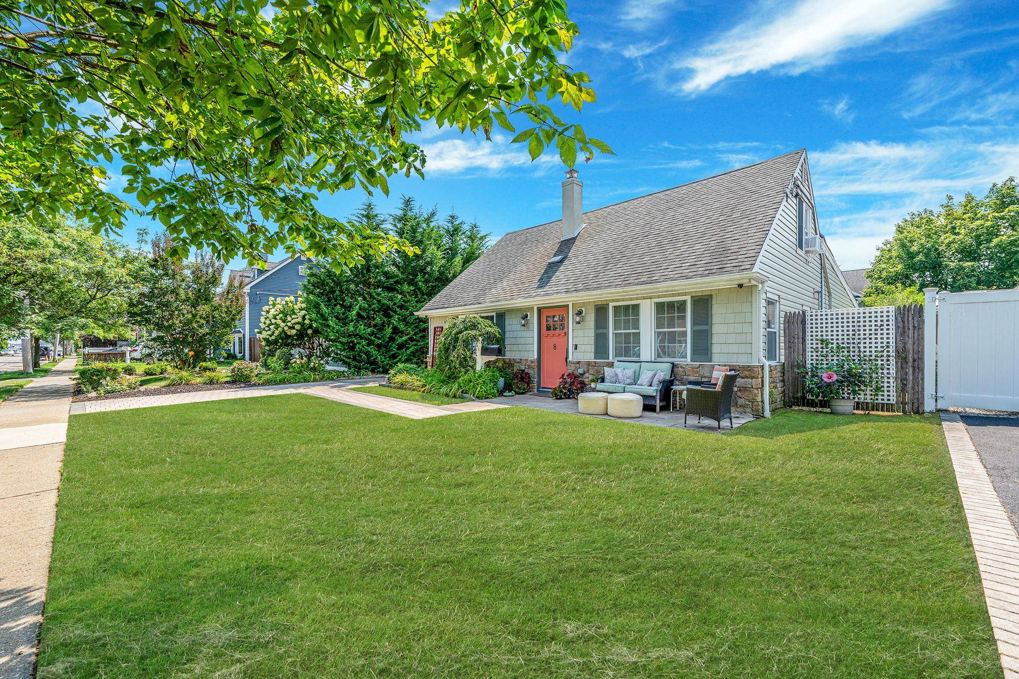 Enjoy this stunning home that boasts a wonderful open floor plan and an abundance of amenities.