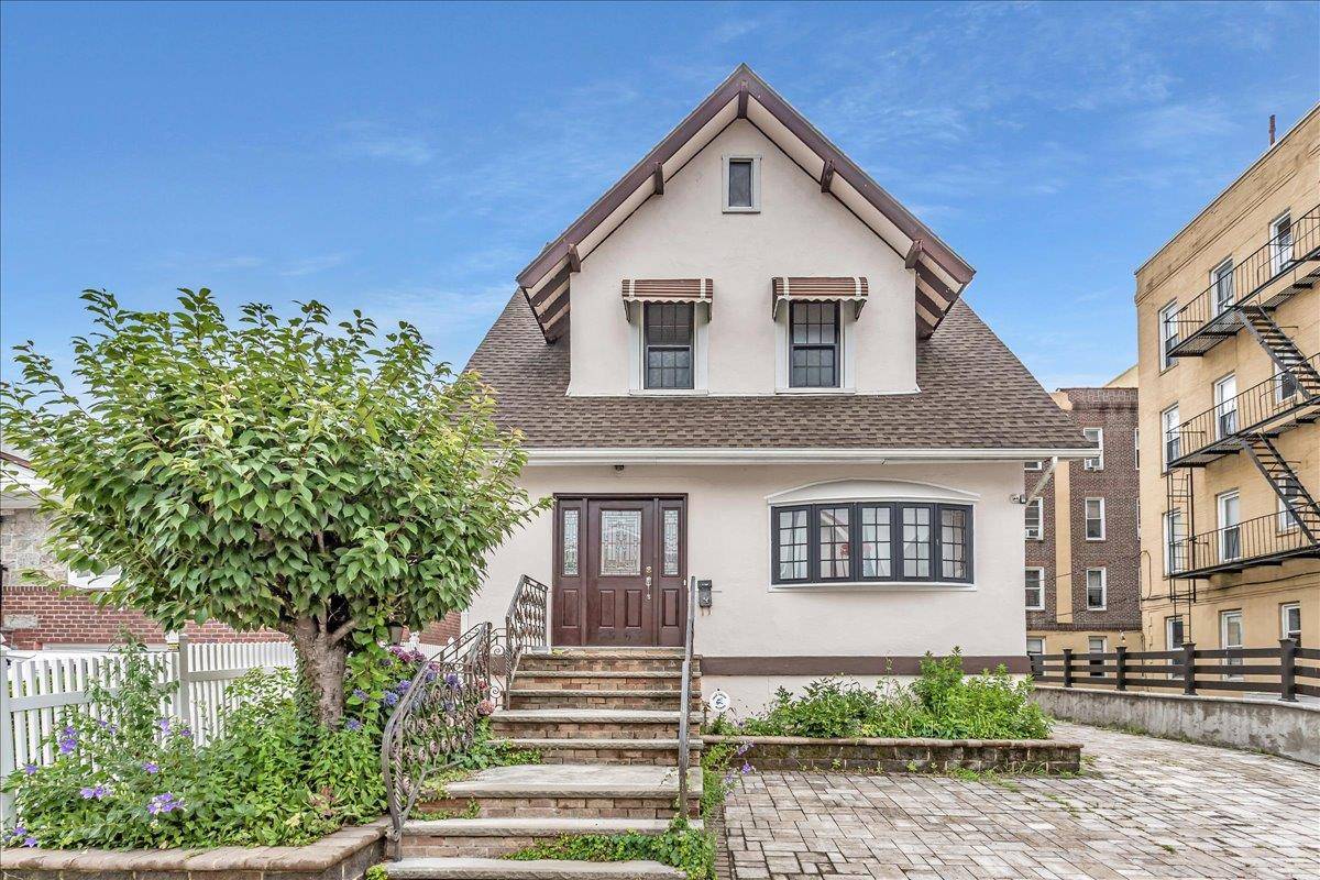 Spacious and updated single family Colonial on a 40x100 lot in prime Flushing, near the LIRR Broadway station.