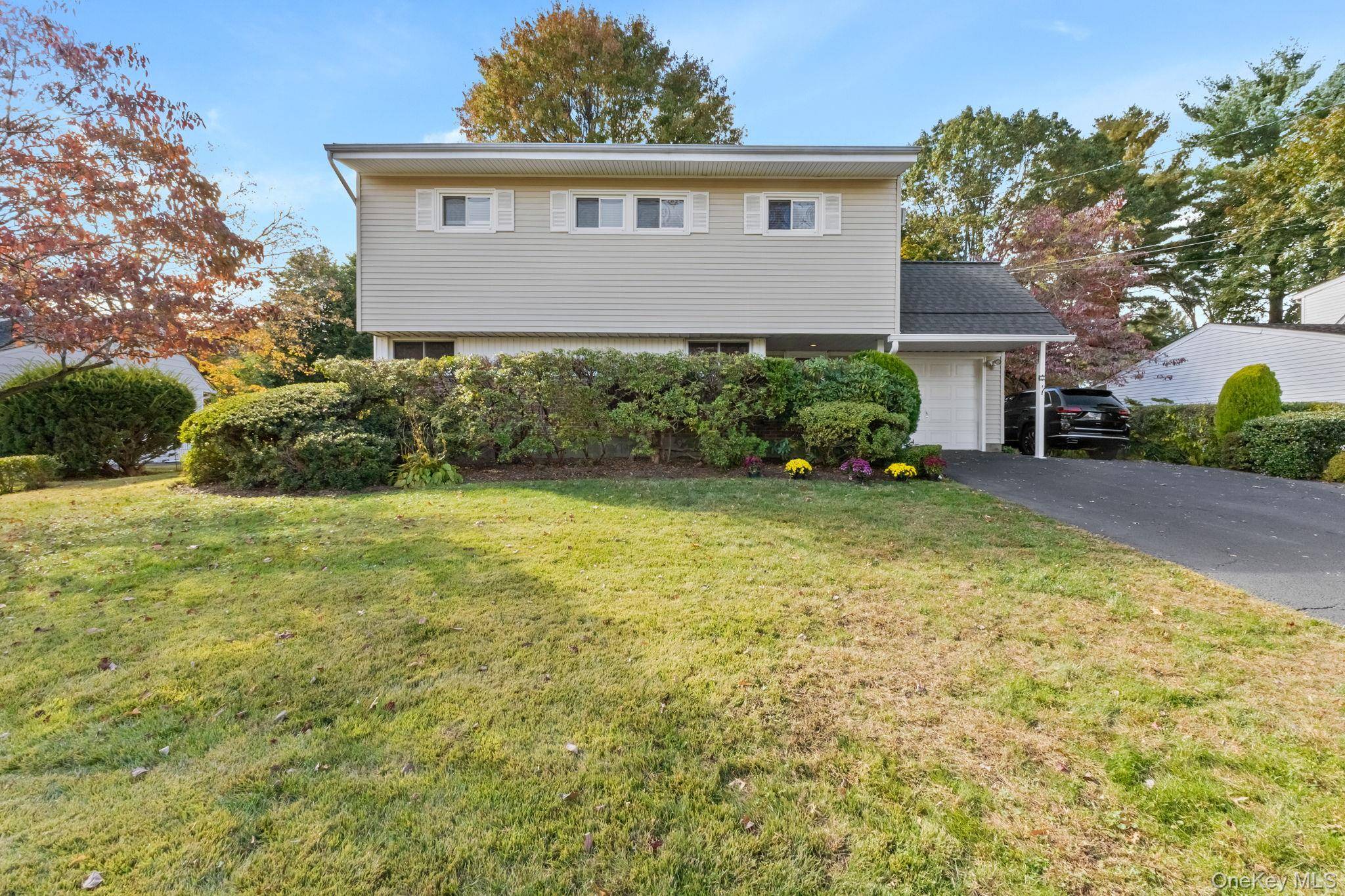 A Gem ! This colonial offers a semi open floor plan with beautiful wood floors throughout.