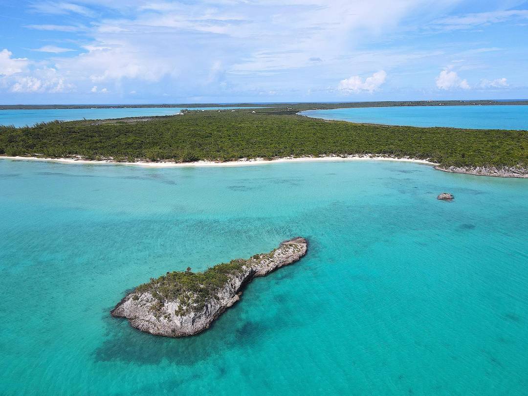 21 ACRES BEACHFRONT Land Long-Island-Bahamas