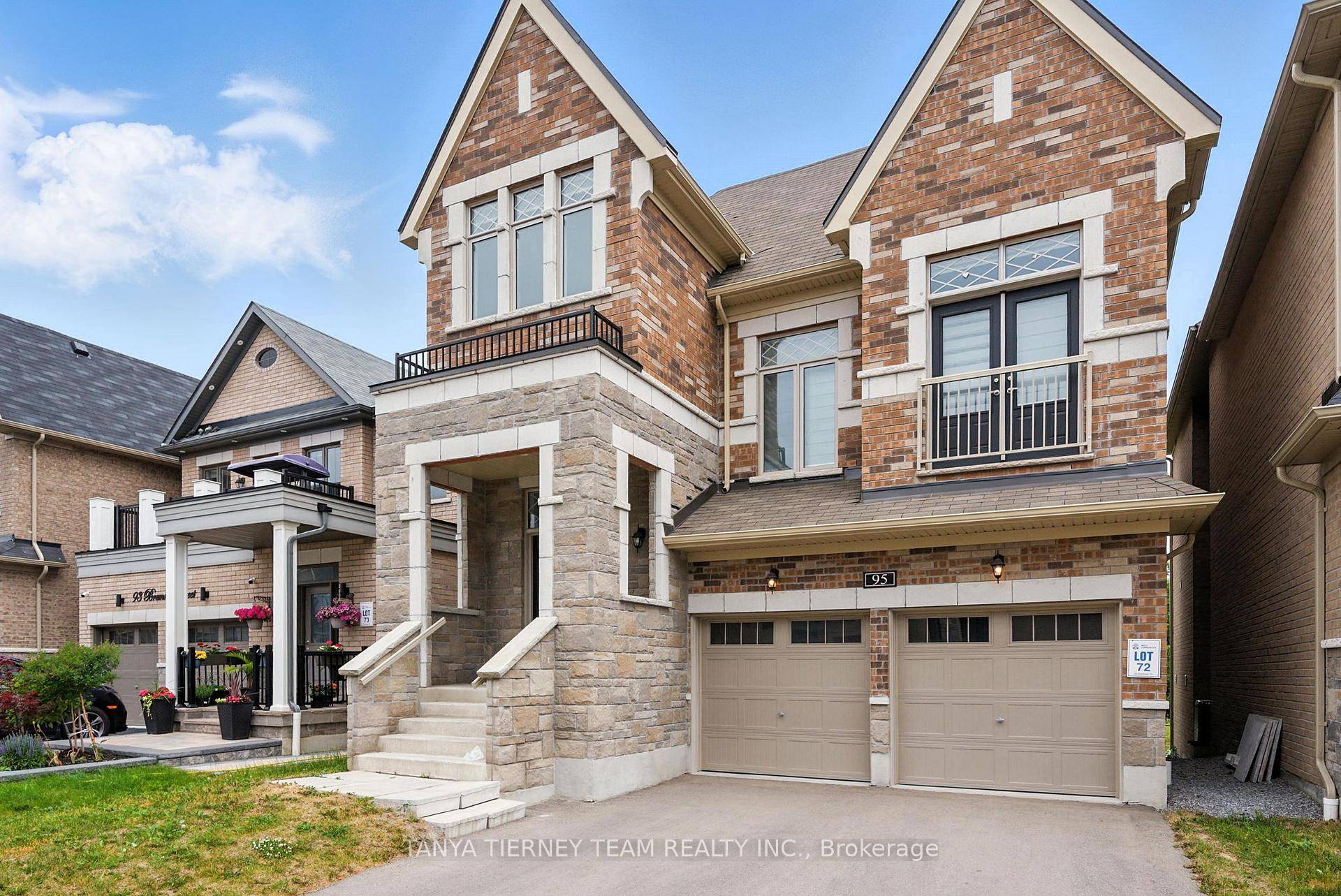 Incredible 4yr new, 5 bedroom family home situated on a private ravine lot !
