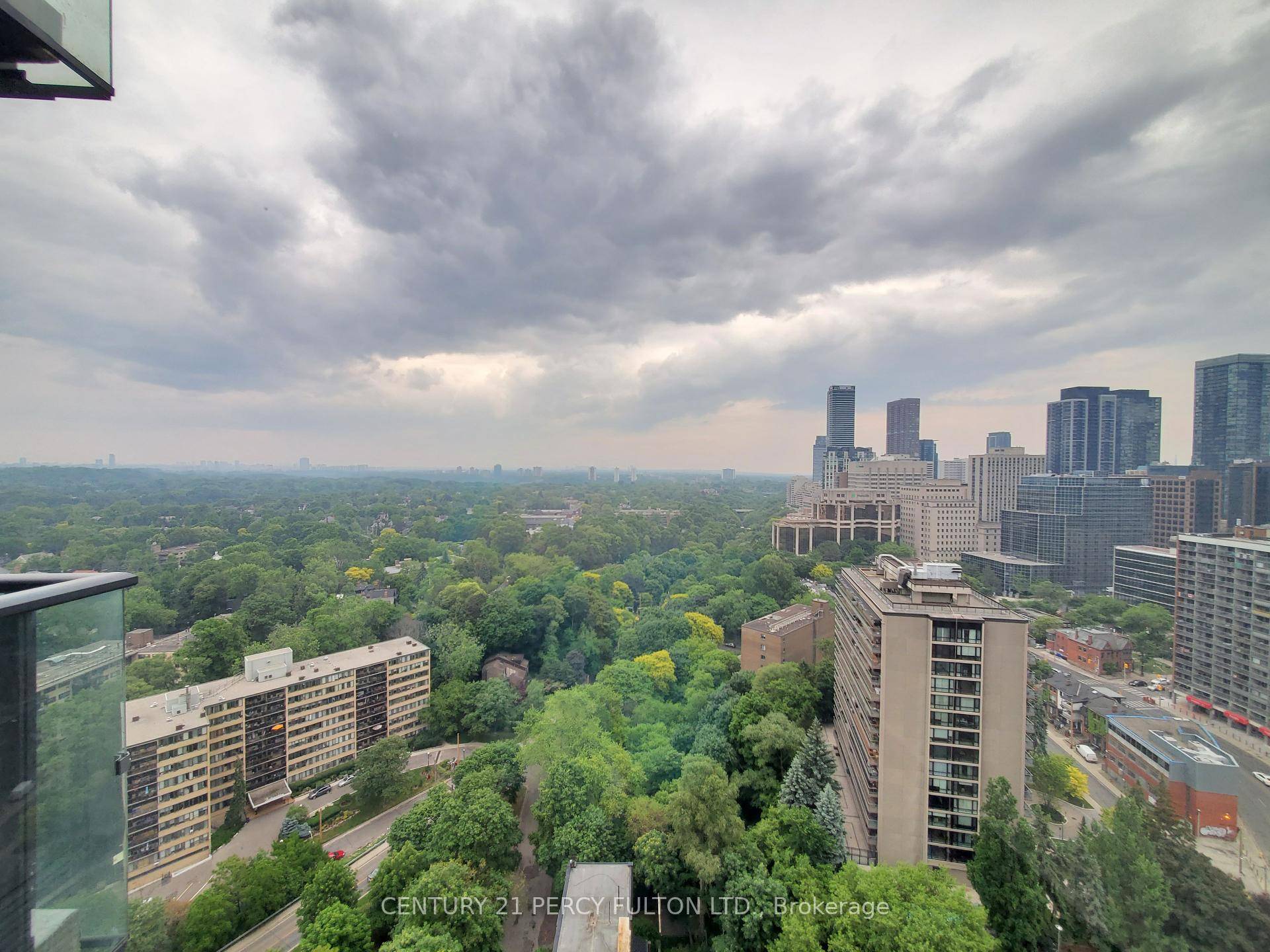 Welcome to this exquisite downtown property featuring 2 bedrooms, a den, and convenient parking.