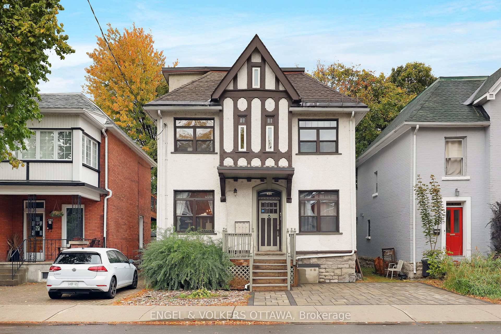 Charming turn of the century 2 bedroom apartment in a prime Centretown location, close to Bank St.