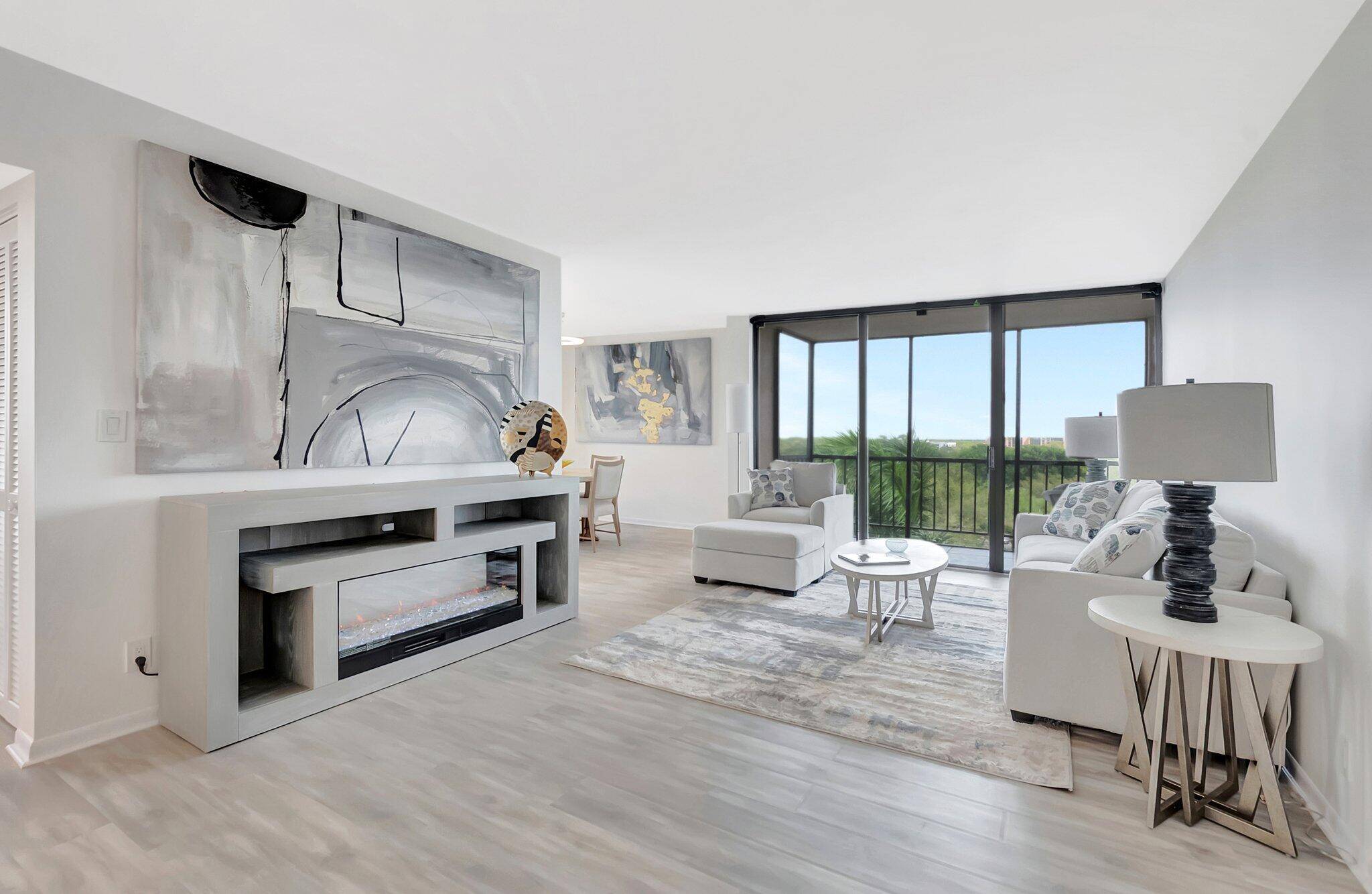 Step right into this fully updated move in ready 7th floor corner unit with great views.